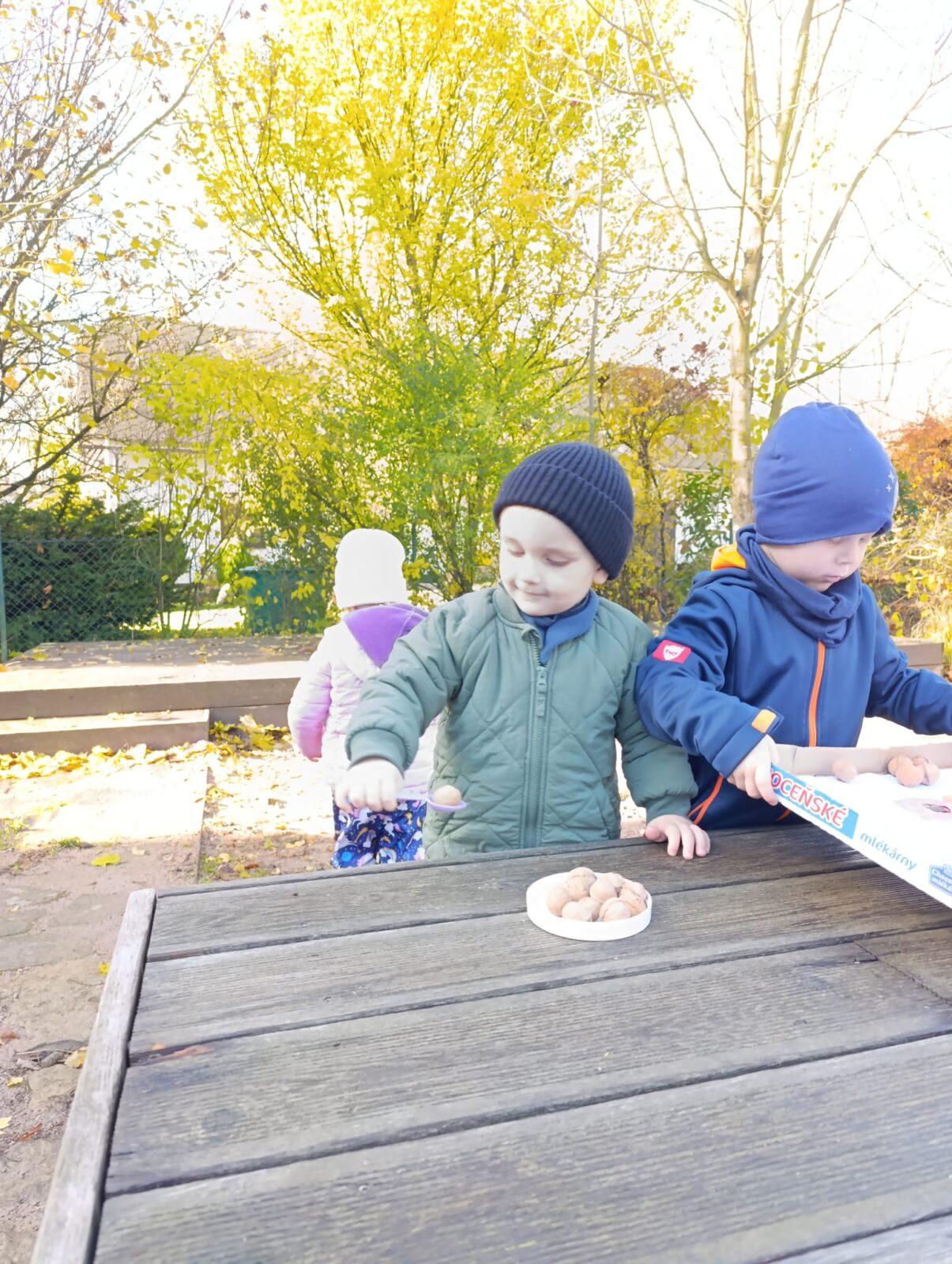 podzimní hry na zahradě - 38