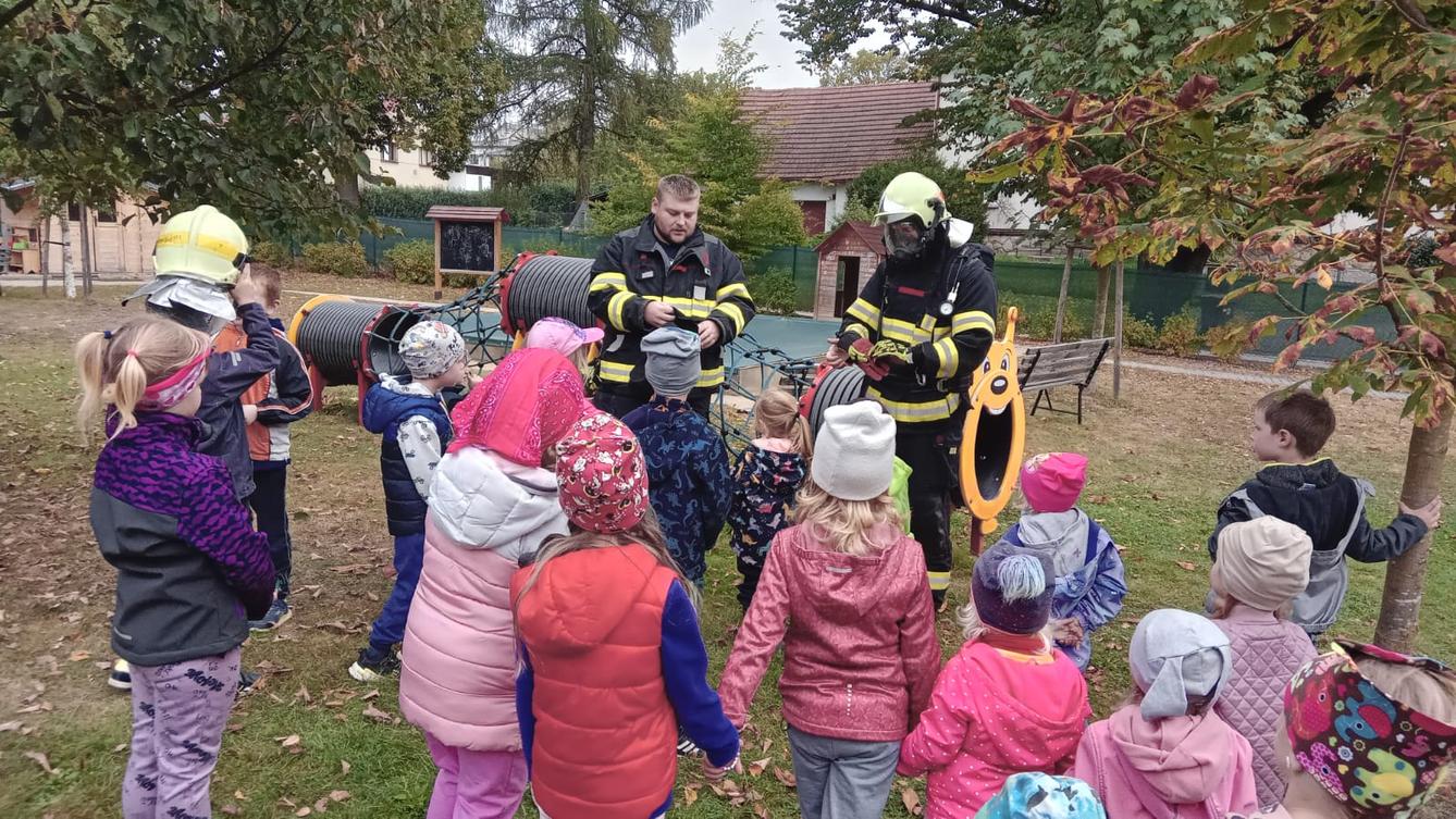 Návštěva dobrovolných hasičů v naší školce... - 43