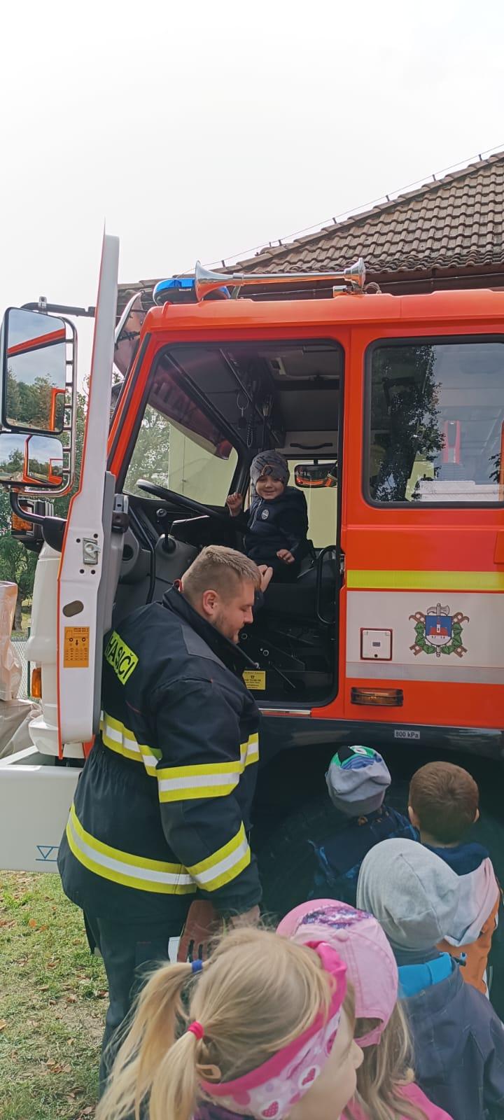 Návštěva dobrovolných hasičů v naší školce... - 44