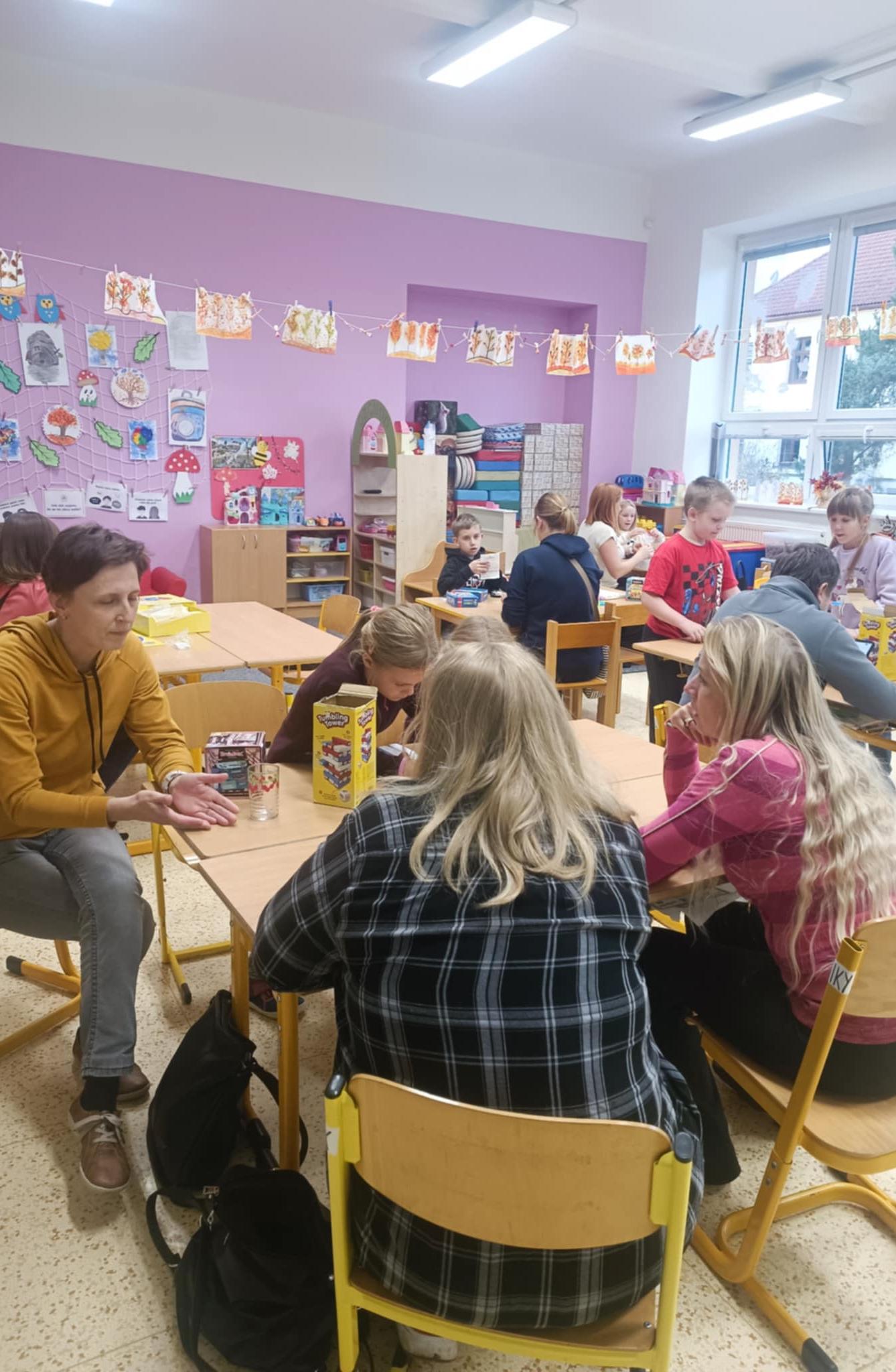 VÝROBA SVÍČEK - DRUŽINKY 1.a 2. oddělení - 1