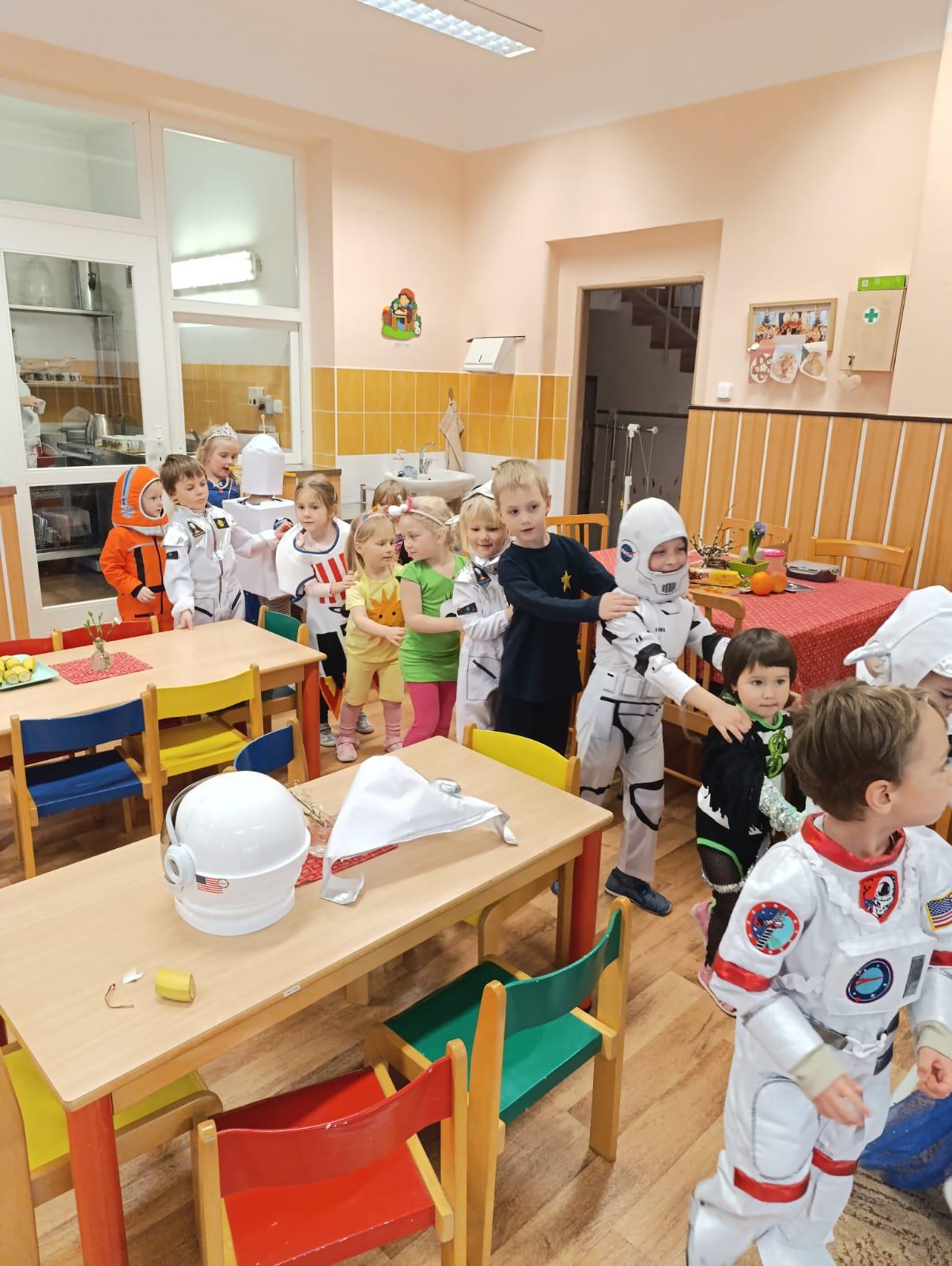 karneval na téma vesmír + přehlídka raket - 2