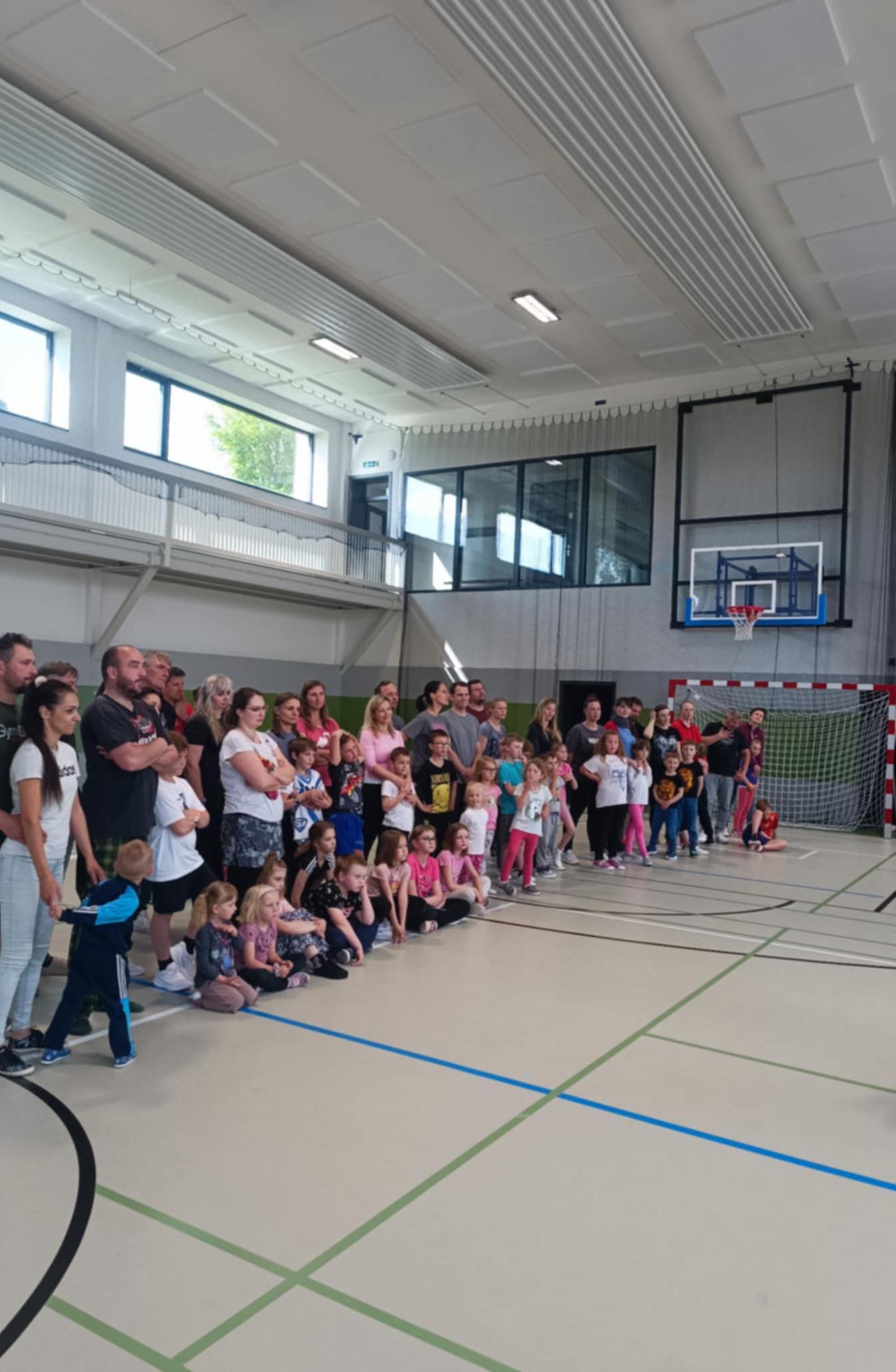 Družinka a děti s rodiči**"sportovní odpoledne" - 2