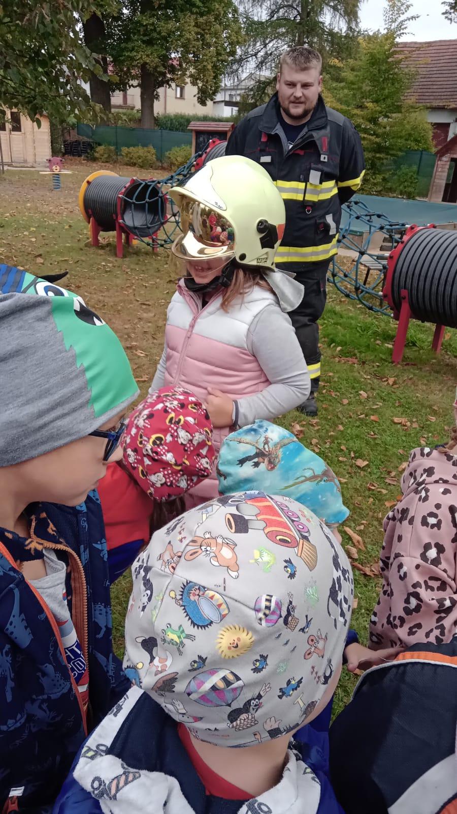 Návštěva dobrovolných hasičů v naší školce... - 1