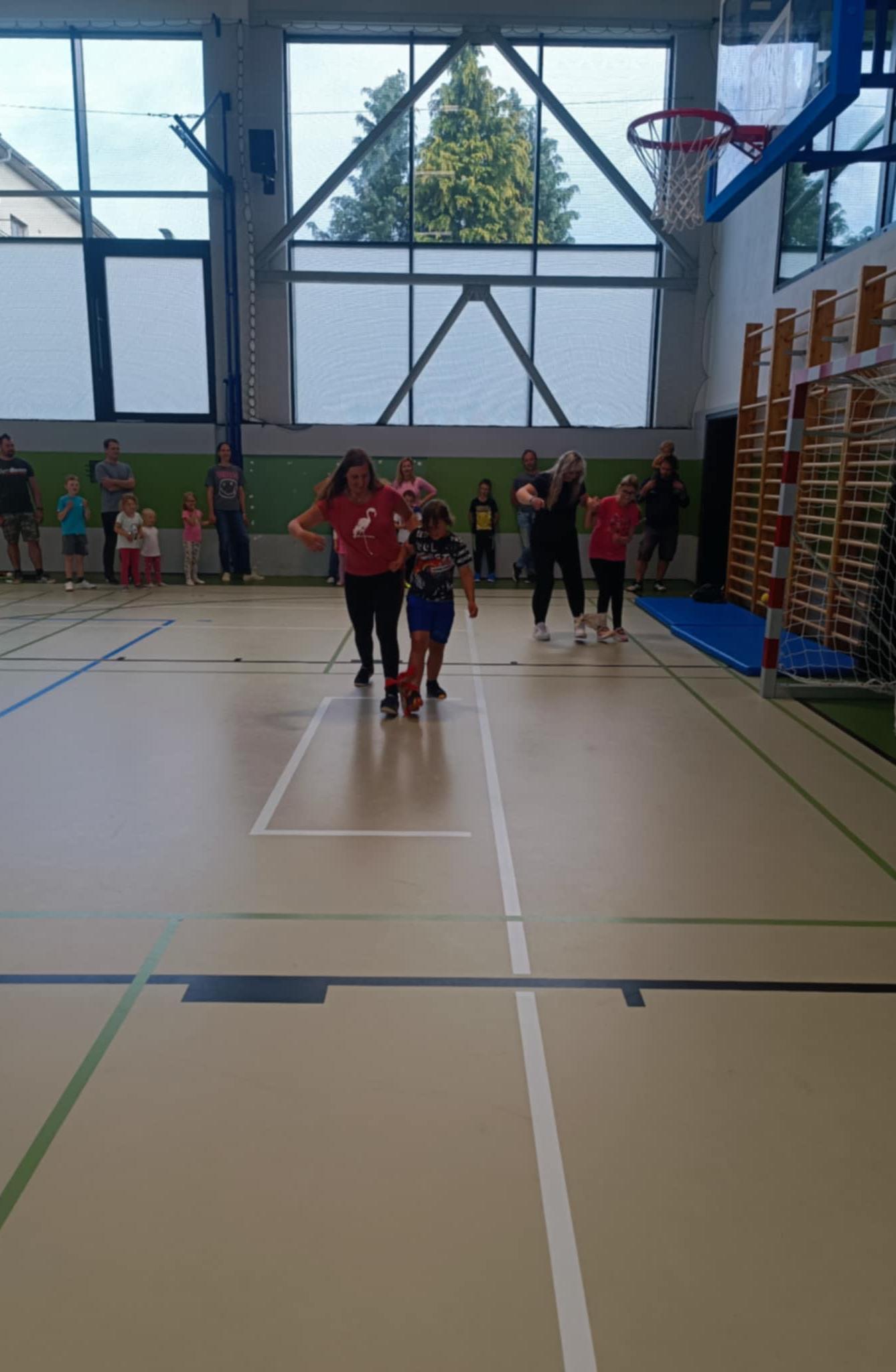 Družinka a děti s rodiči**"sportovní odpoledne" - 3