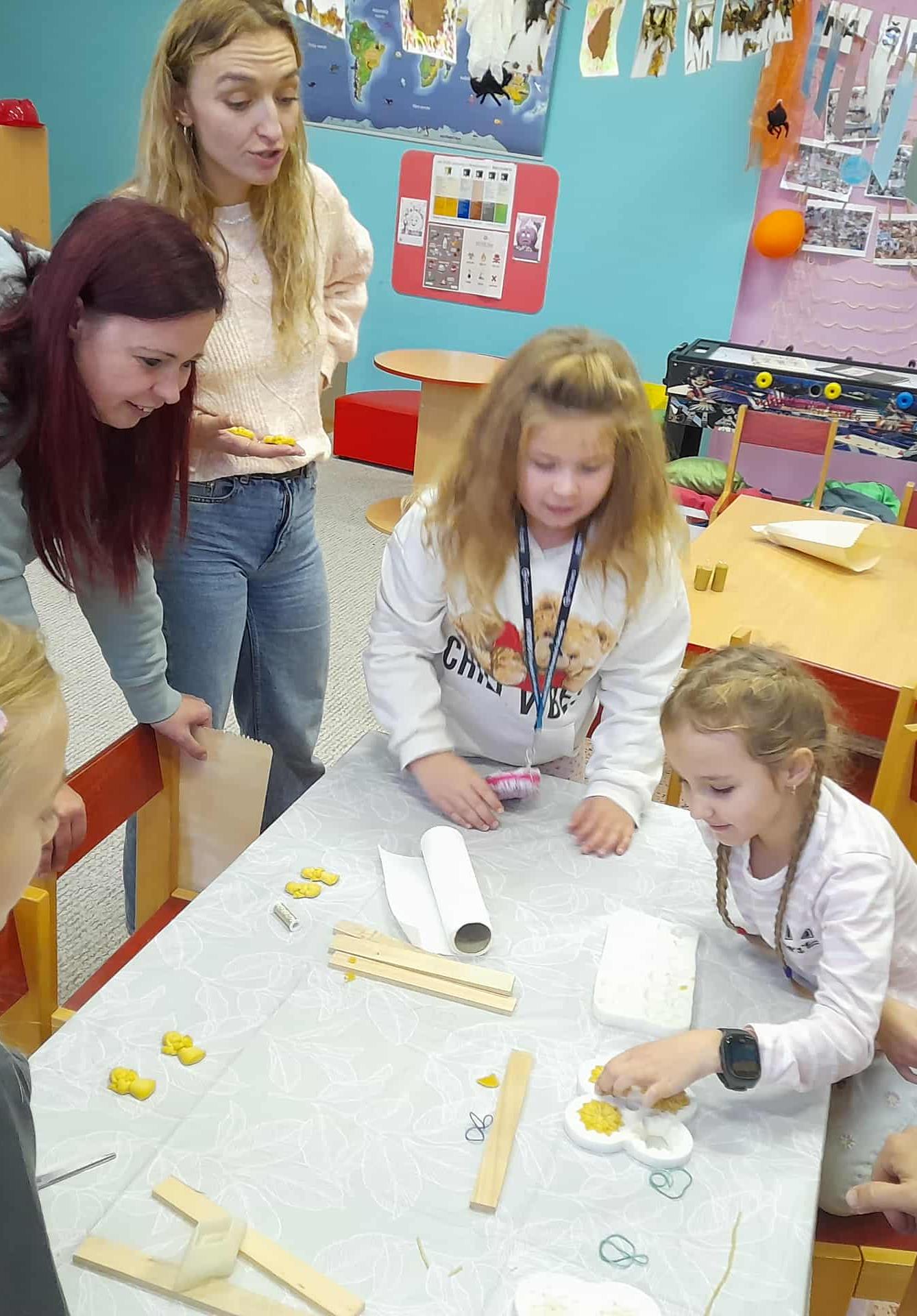 VÝROBA SVÍČEK - DRUŽINKY 1.a 2. oddělení - 6