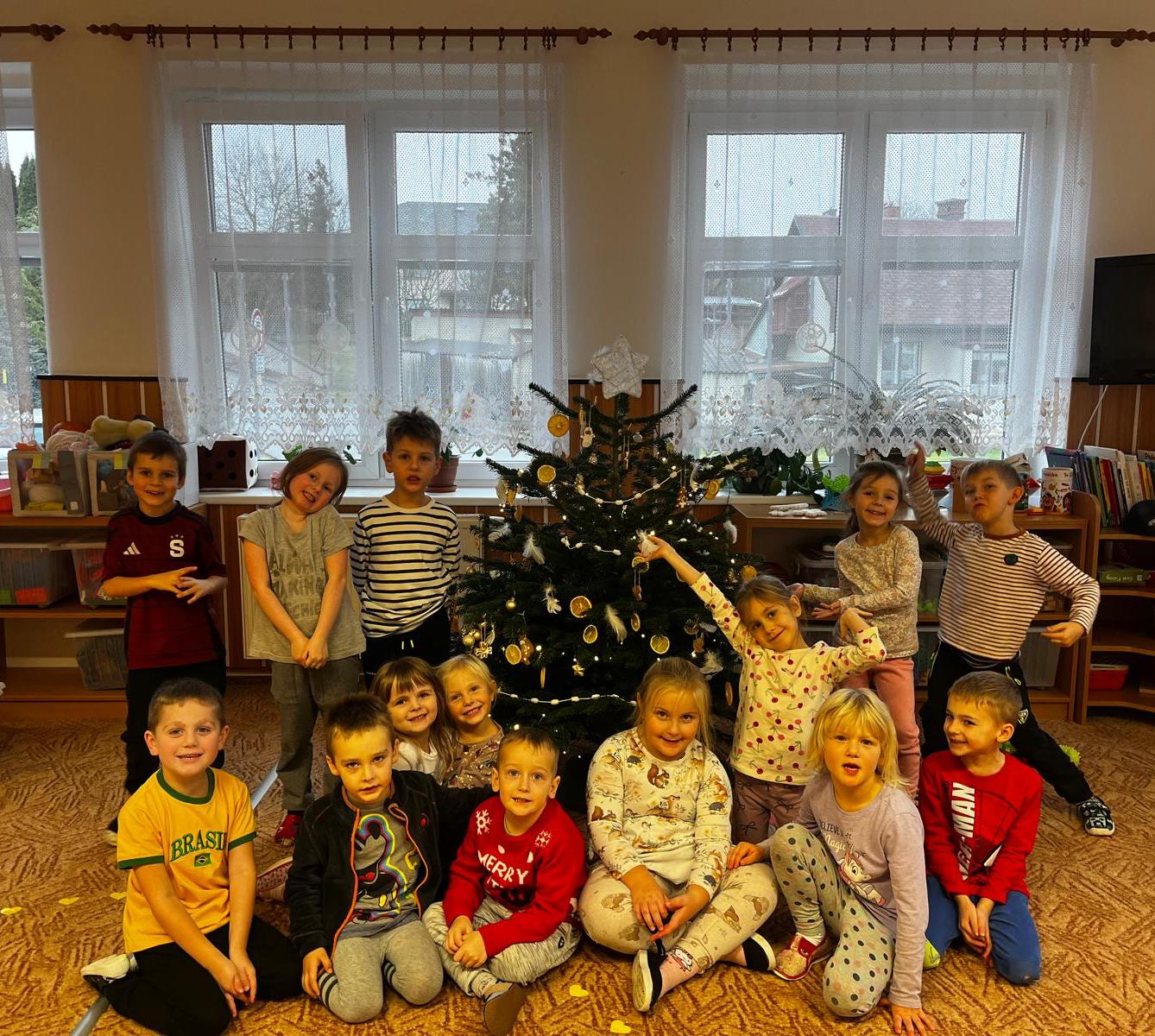 zdobení vánočního stromečku - 4