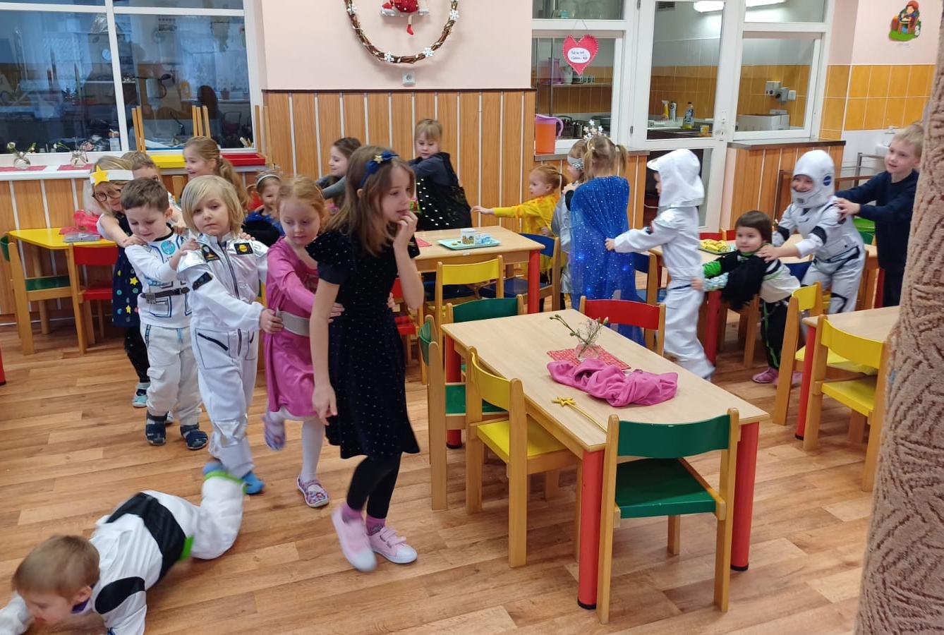 karneval na téma vesmír + přehlídka raket - 10