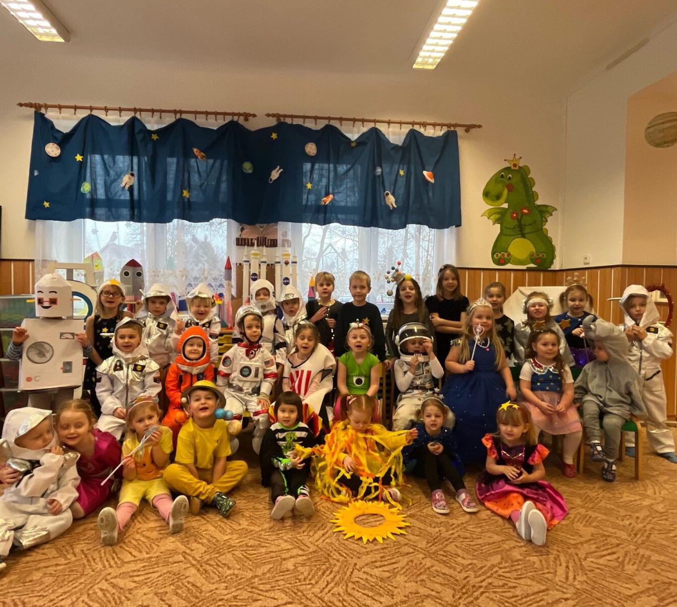 karneval na téma vesmír + přehlídka raket - 11