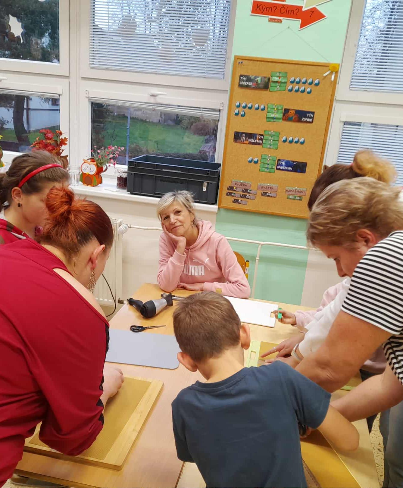 VÝROBA SVÍČEK - DRUŽINKY 1.a 2. oddělení - 9