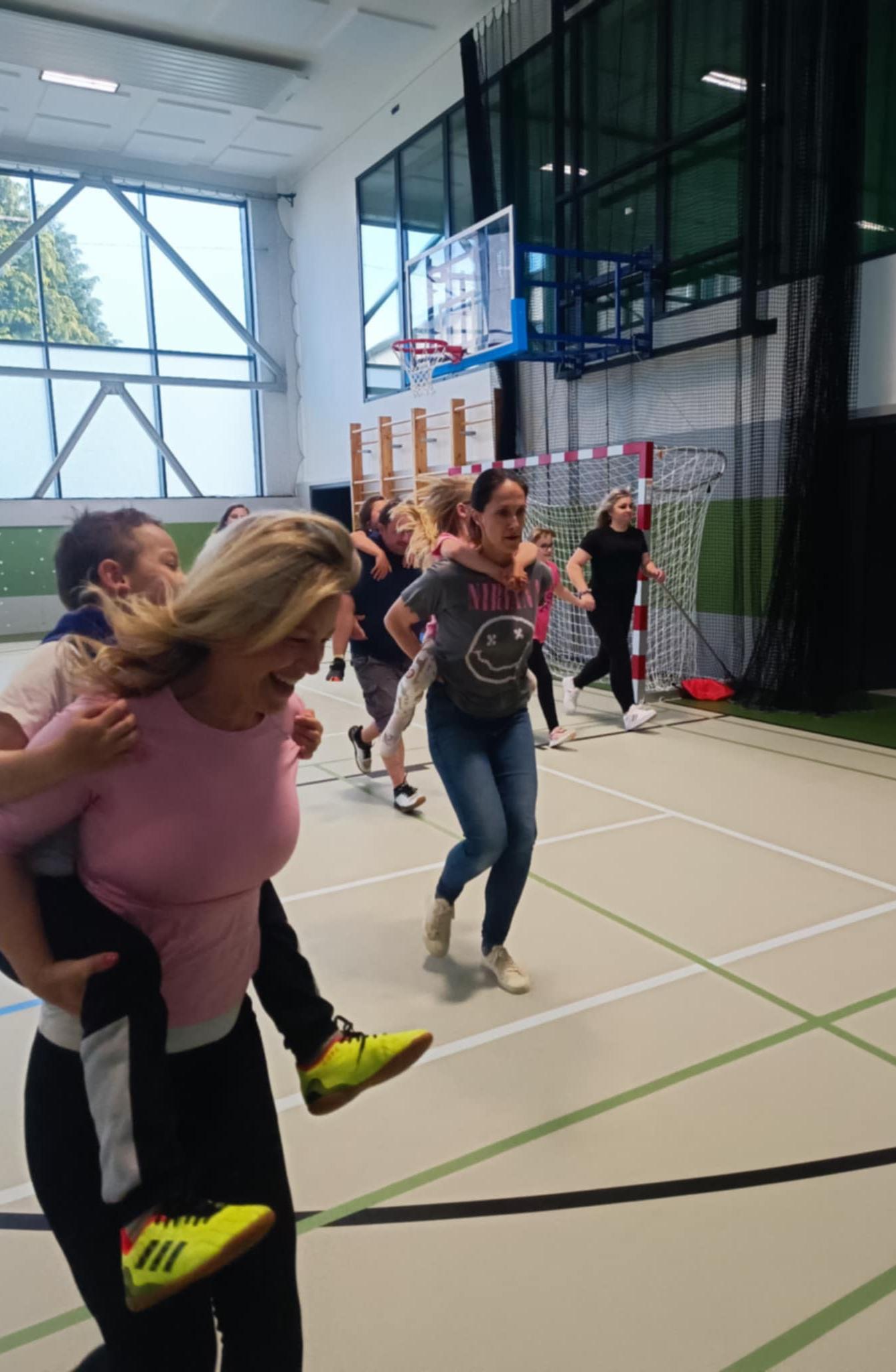 Družinka a děti s rodiči**"sportovní odpoledne" - 6