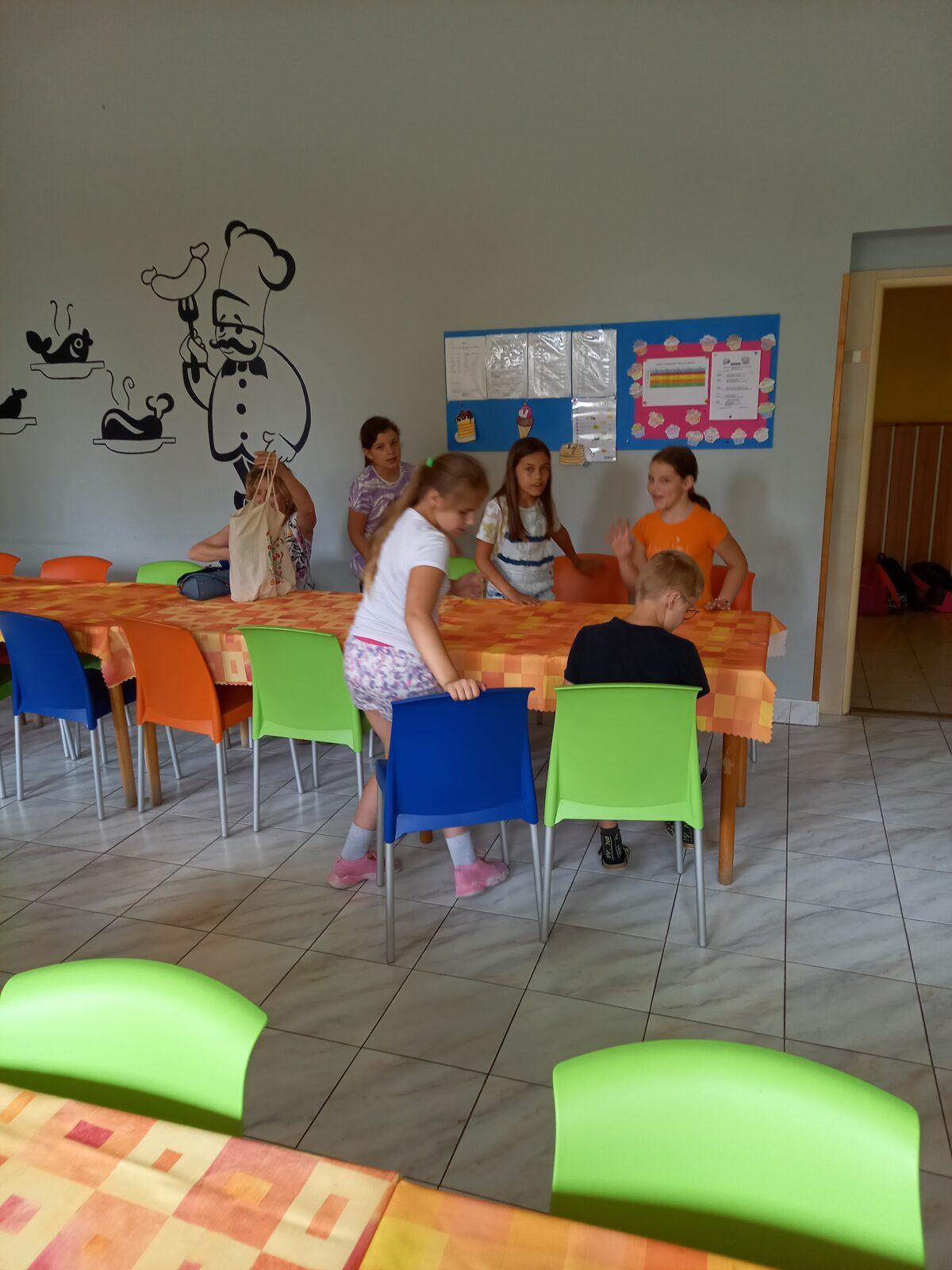 5. třída - Spaní ve škole, Den pro 6. třídu - 24