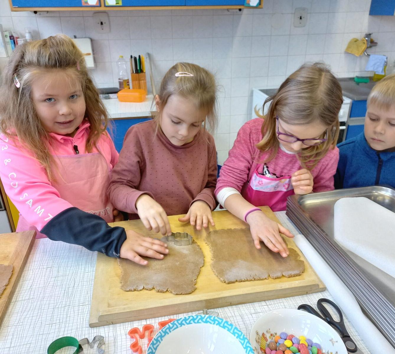 Prvňáčci pečou na vánoční jarmark - 1