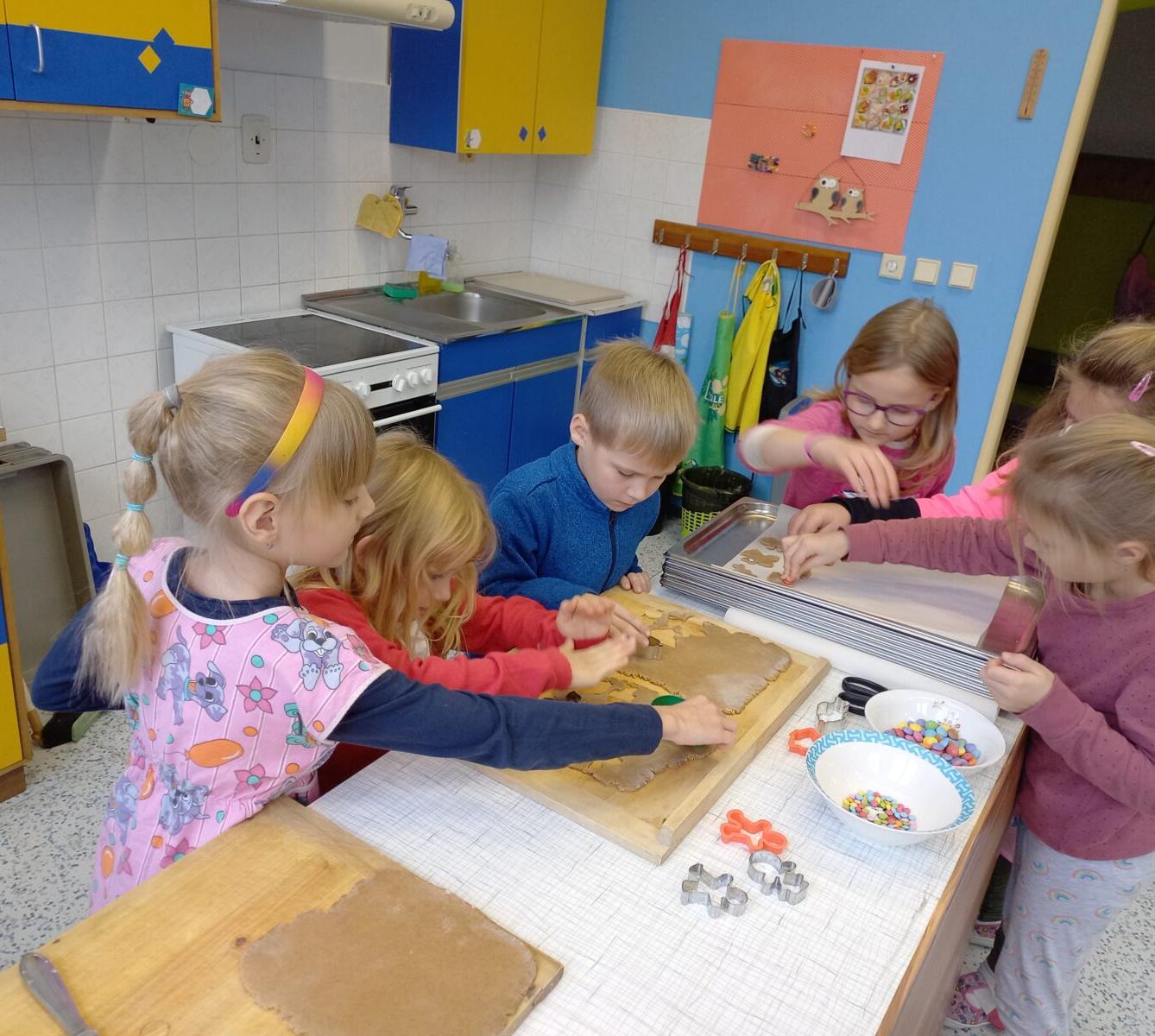 Prvňáčci pečou na vánoční jarmark - 2