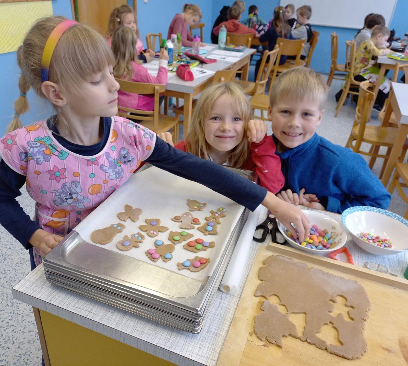 Prvňáčci pečou na vánoční jarmark - 3