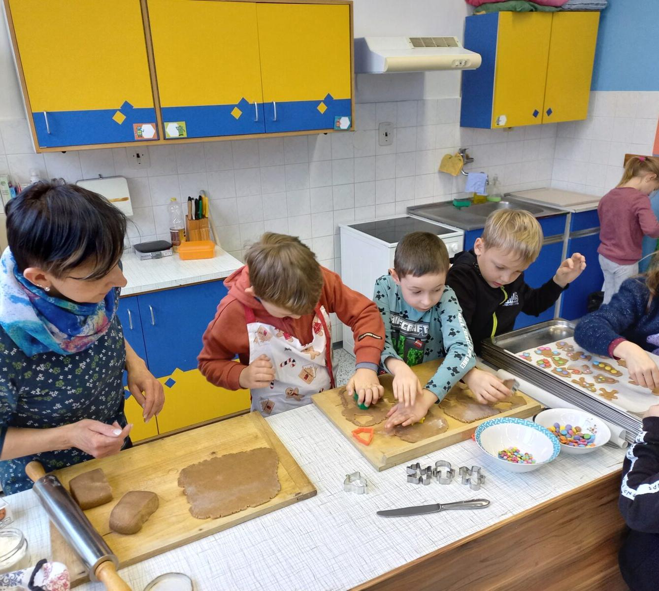 Prvňáčci pečou na vánoční jarmark - 5