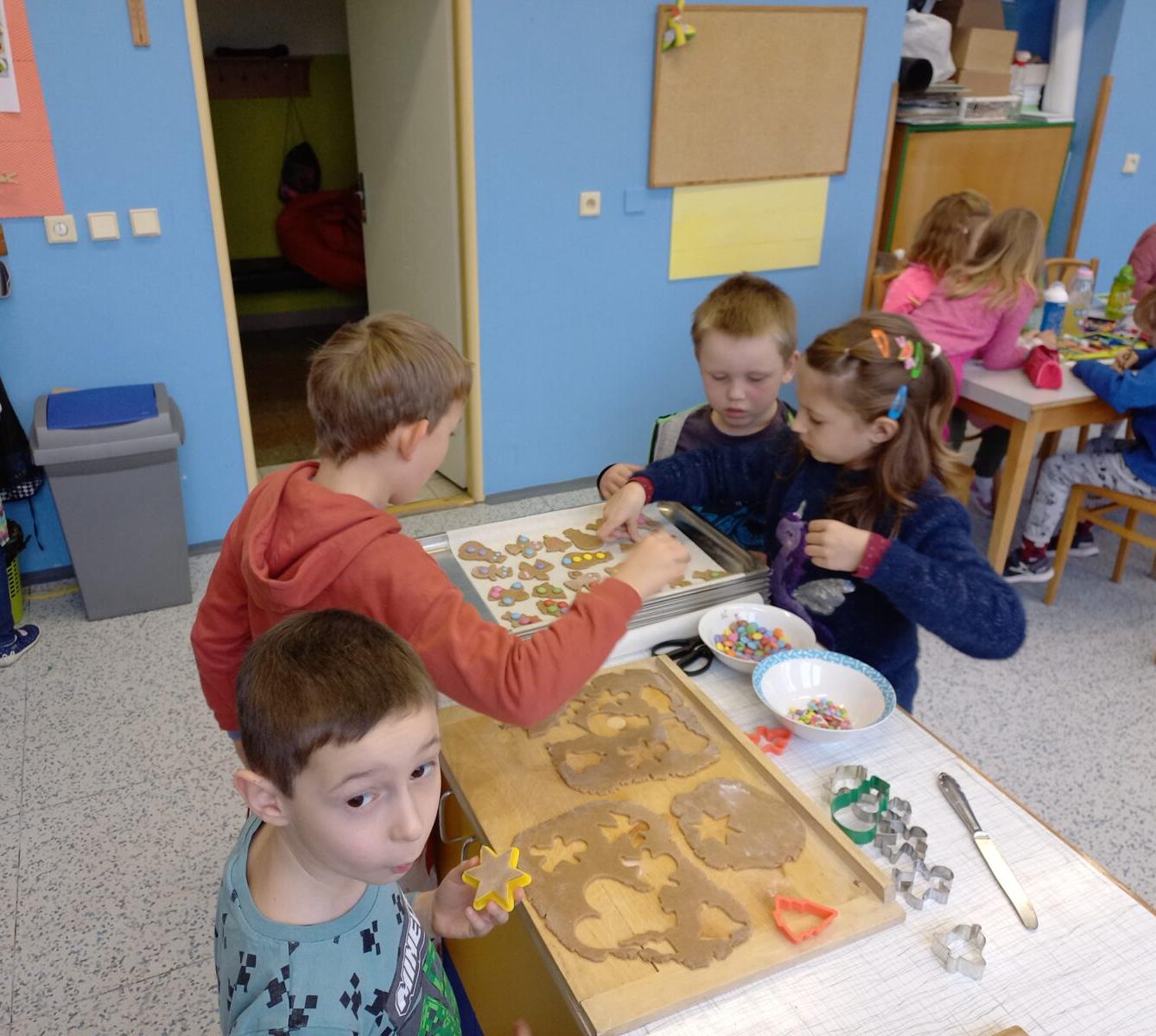 Prvňáčci pečou na vánoční jarmark - 6