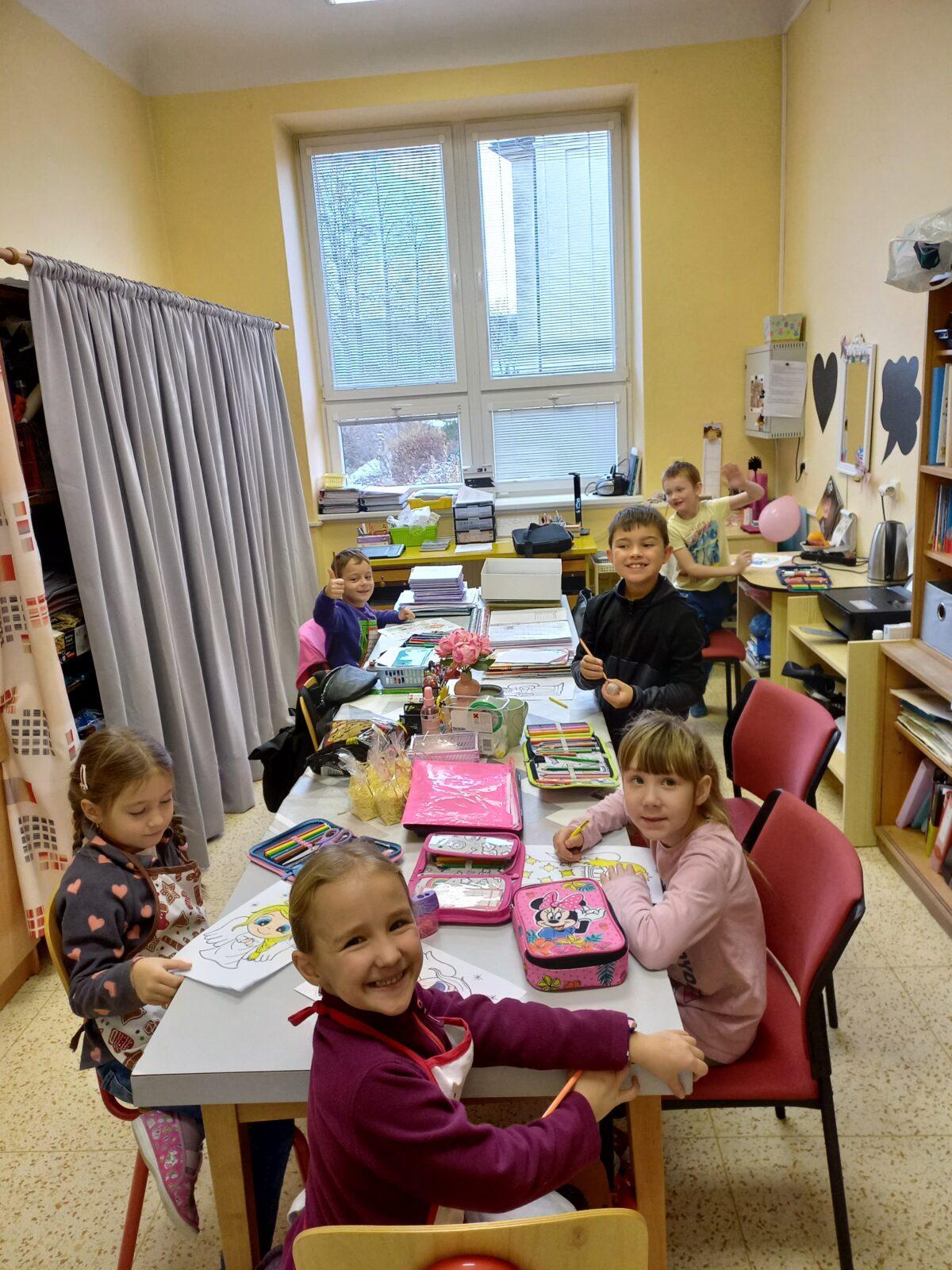 Prvňáčci pečou na vánoční jarmark - 10