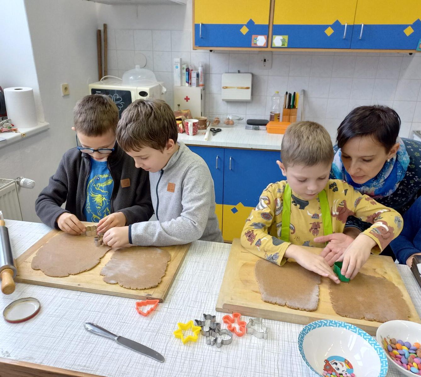 Prvňáčci pečou na vánoční jarmark - 11