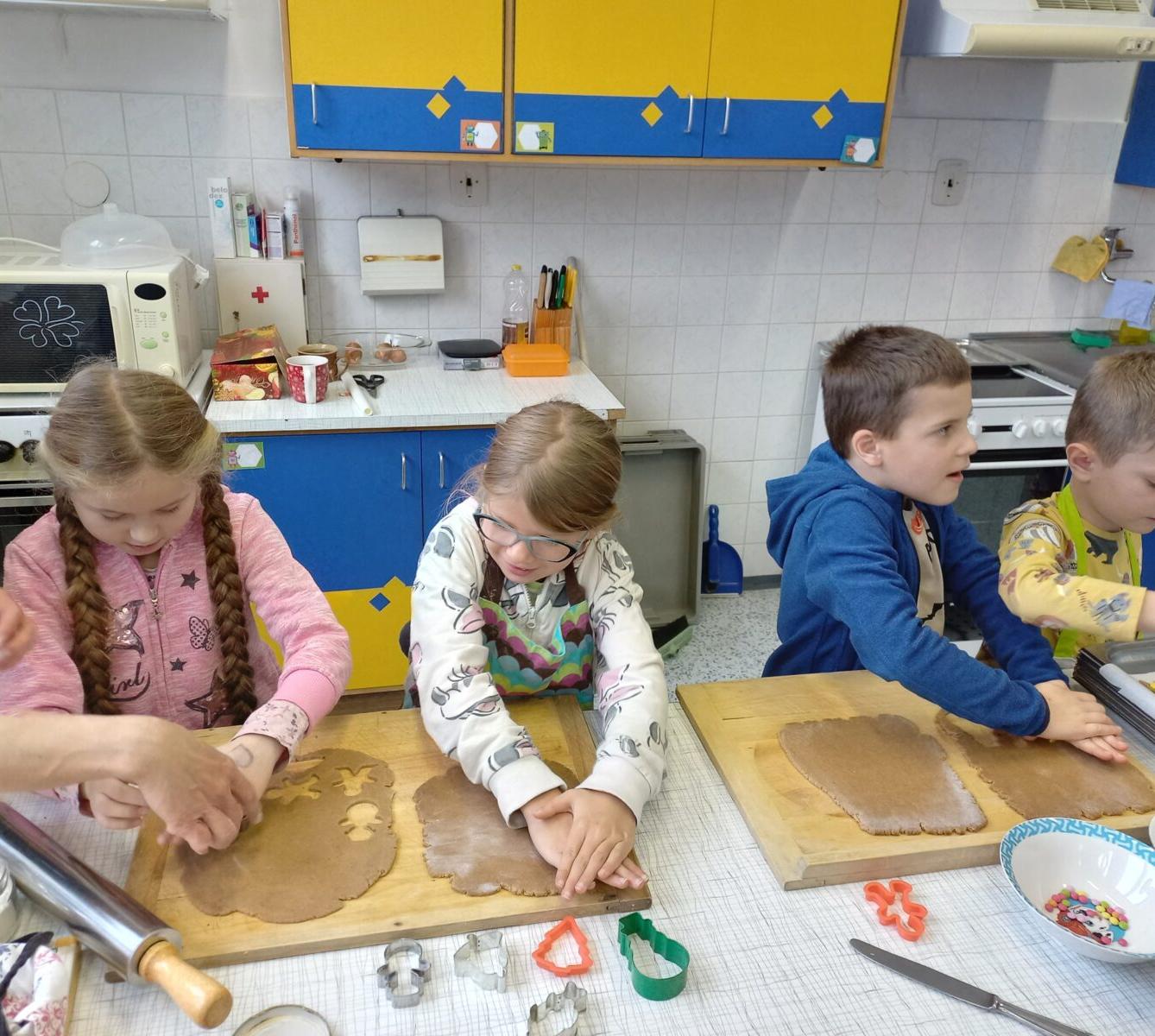 Prvňáčci pečou na vánoční jarmark - 12