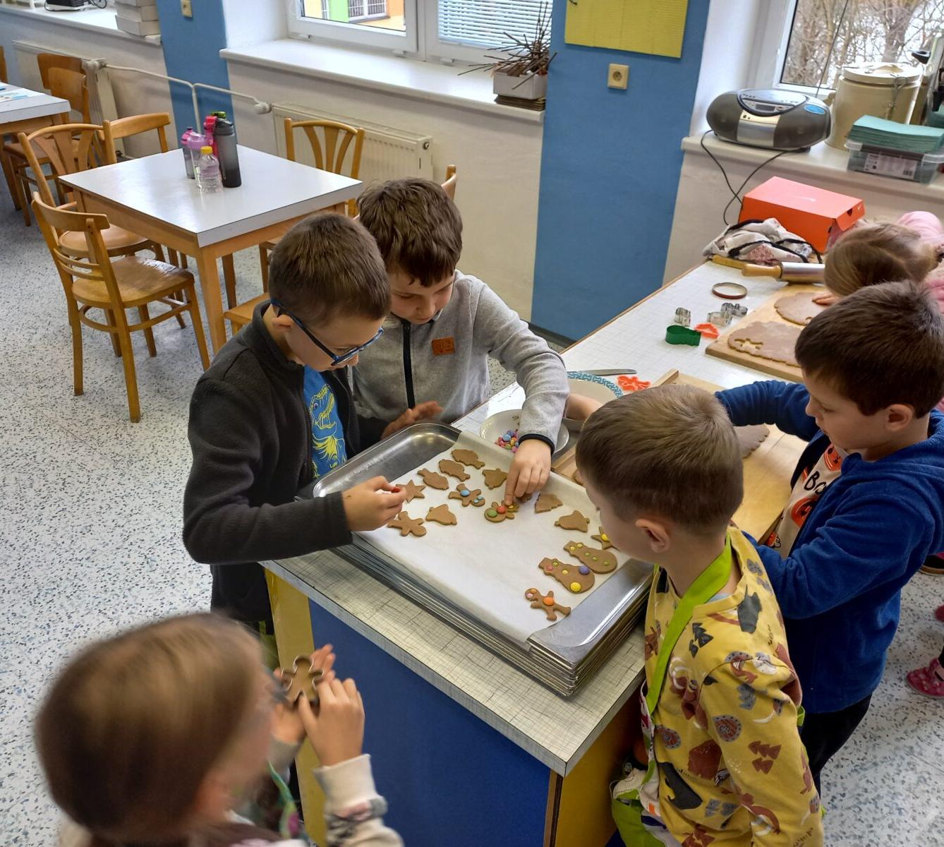 Prvňáčci pečou na vánoční jarmark - 13