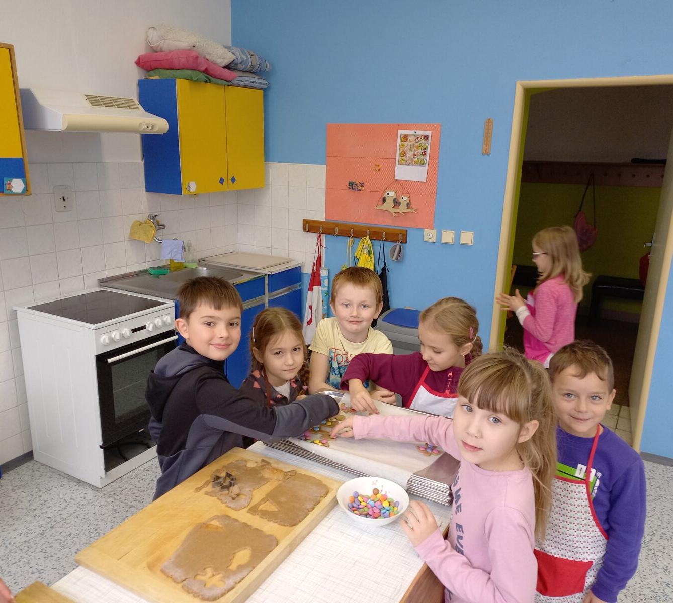 Prvňáčci pečou na vánoční jarmark - 16