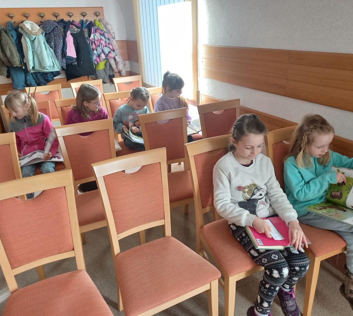 Prvňáčci v obecní knihovně - 5