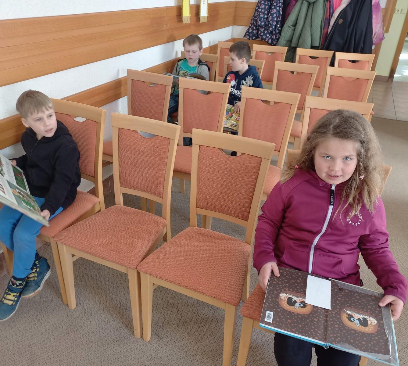 Prvňáčci v obecní knihovně - 6