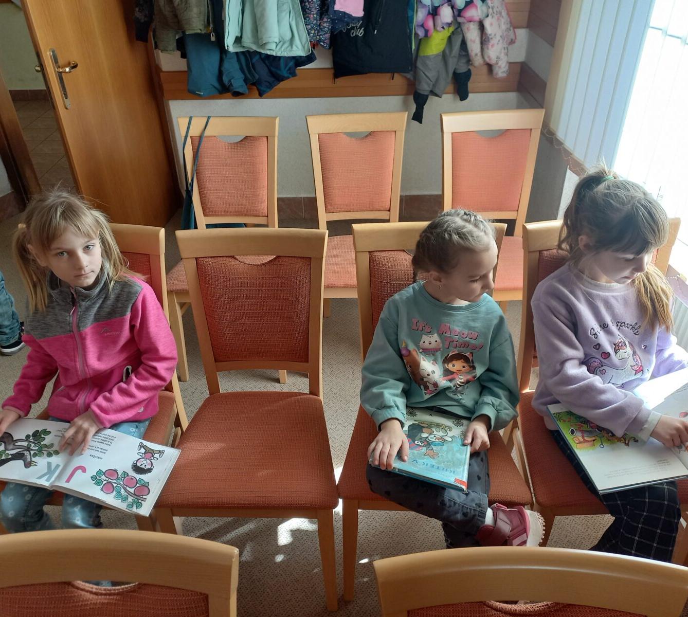 Prvňáčci v obecní knihovně - 10