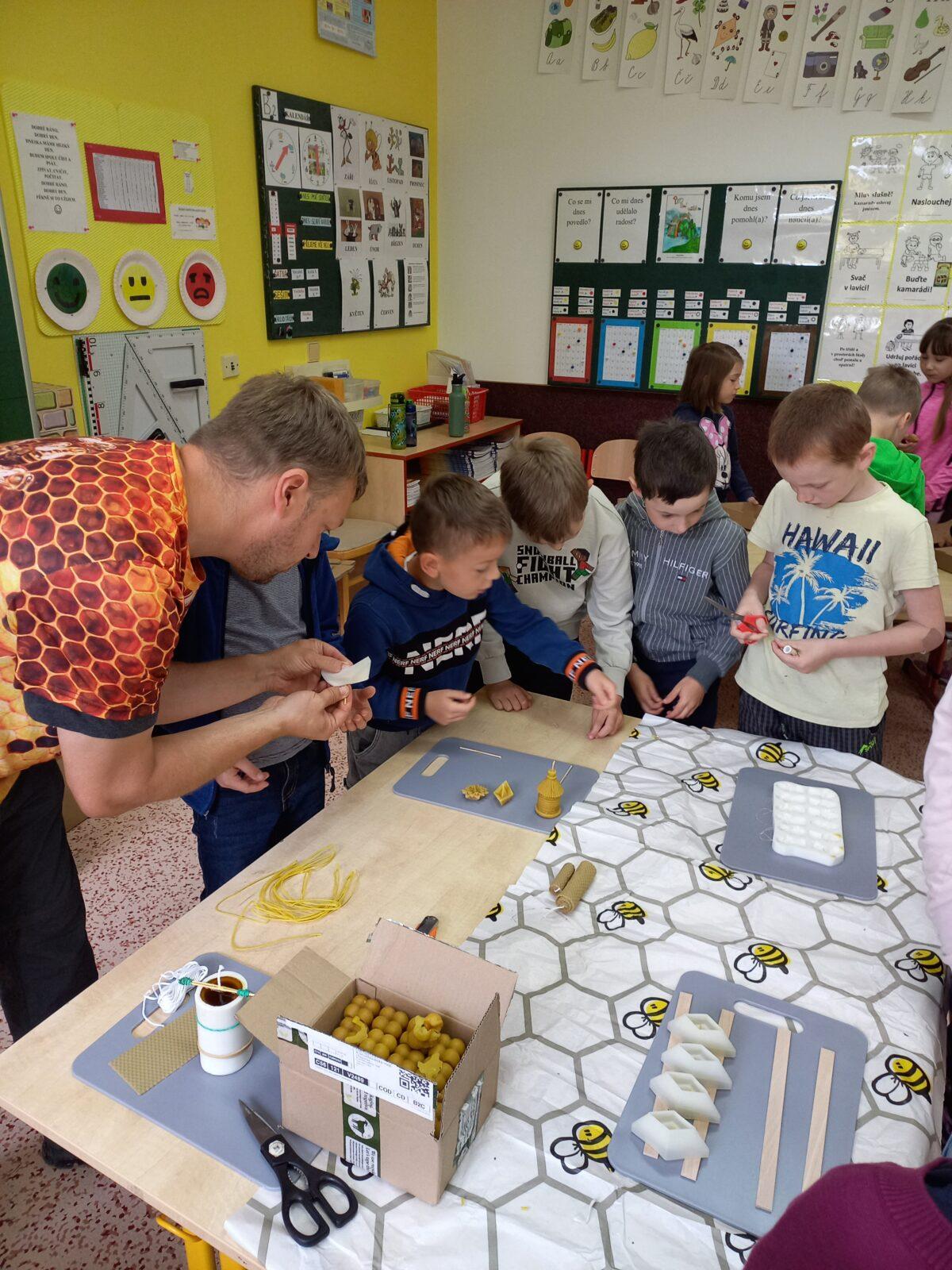 Tematická dílna "Včelařství" v 1. a 2. třídě - 5