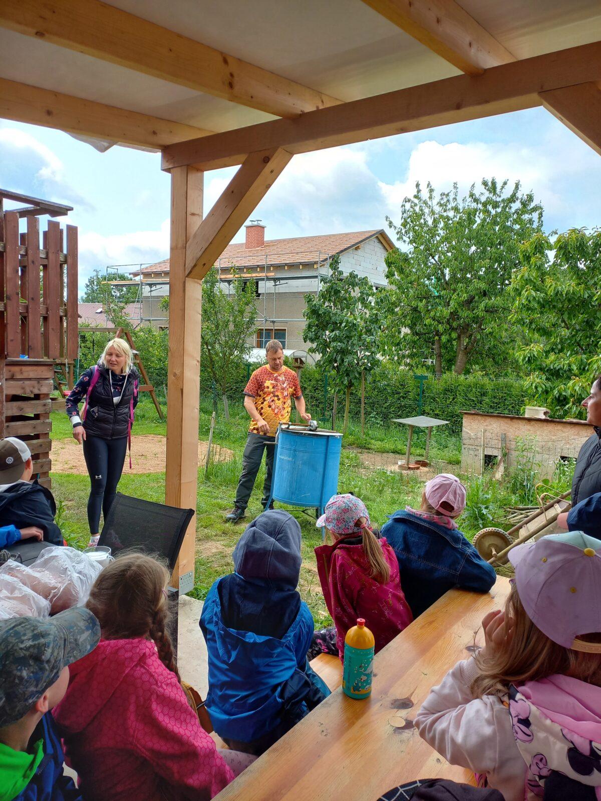 Tematická dílna "Včelařství" v 1. a 2. třídě - 15