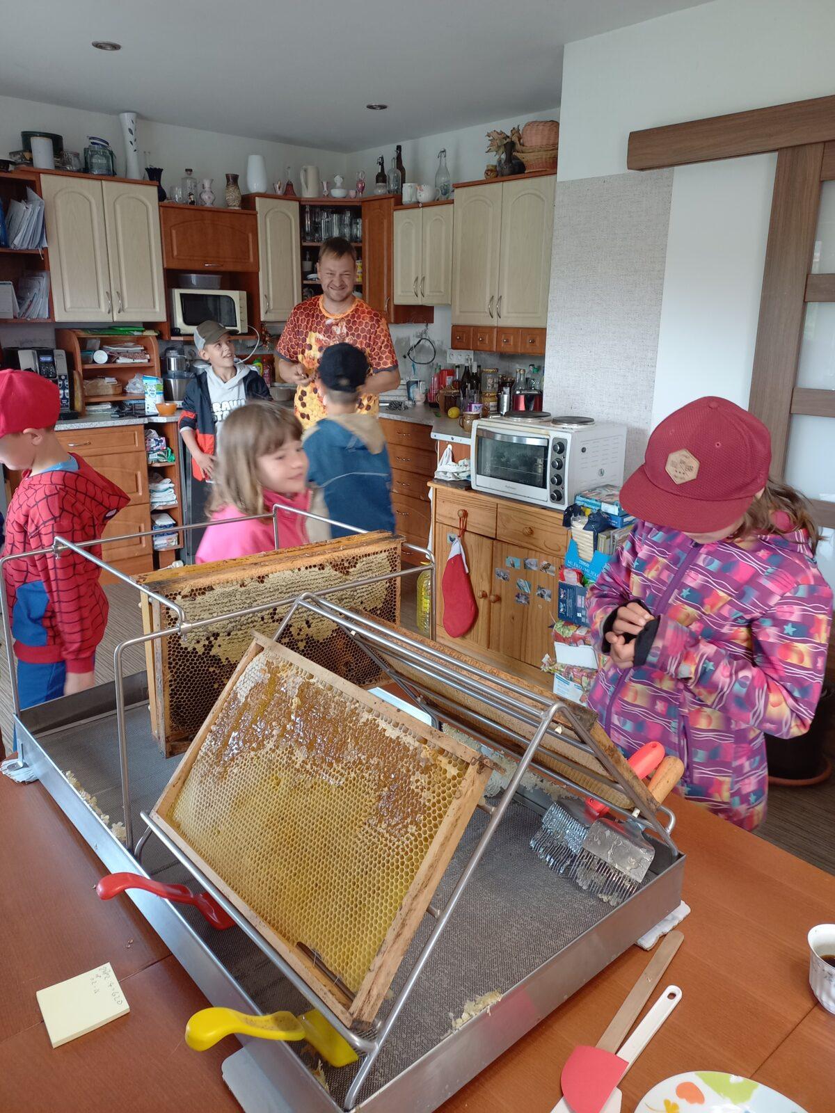 Tematická dílna "Včelařství" v 1. a 2. třídě - 19