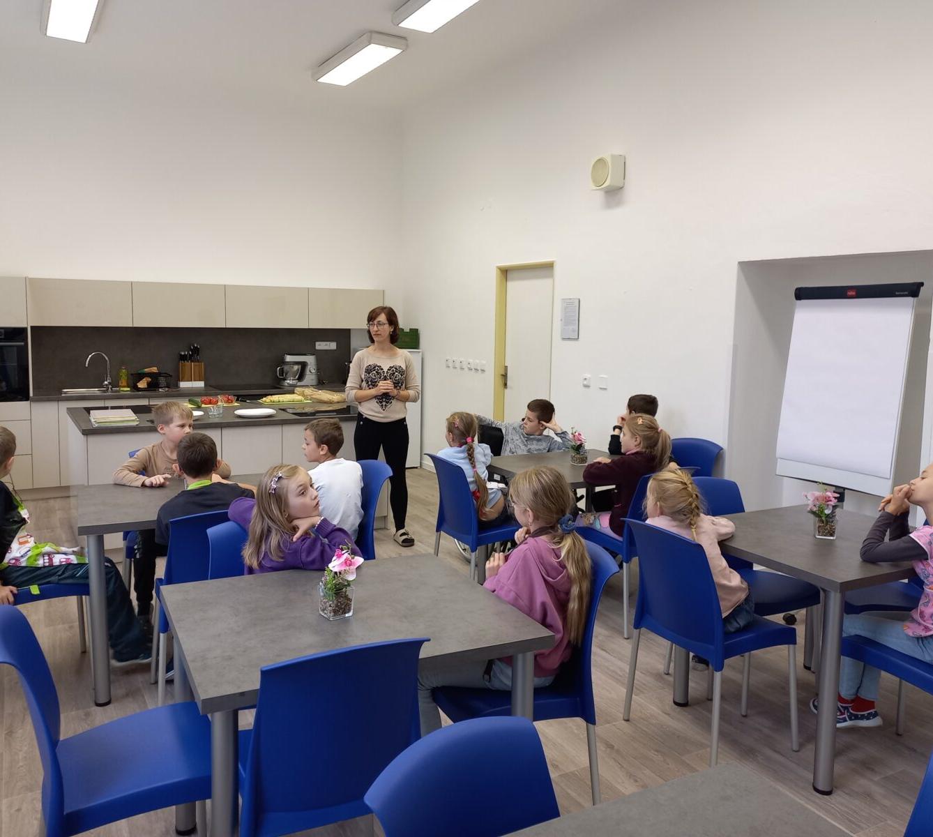 Druháčci v nové školní kuchyňce - 1