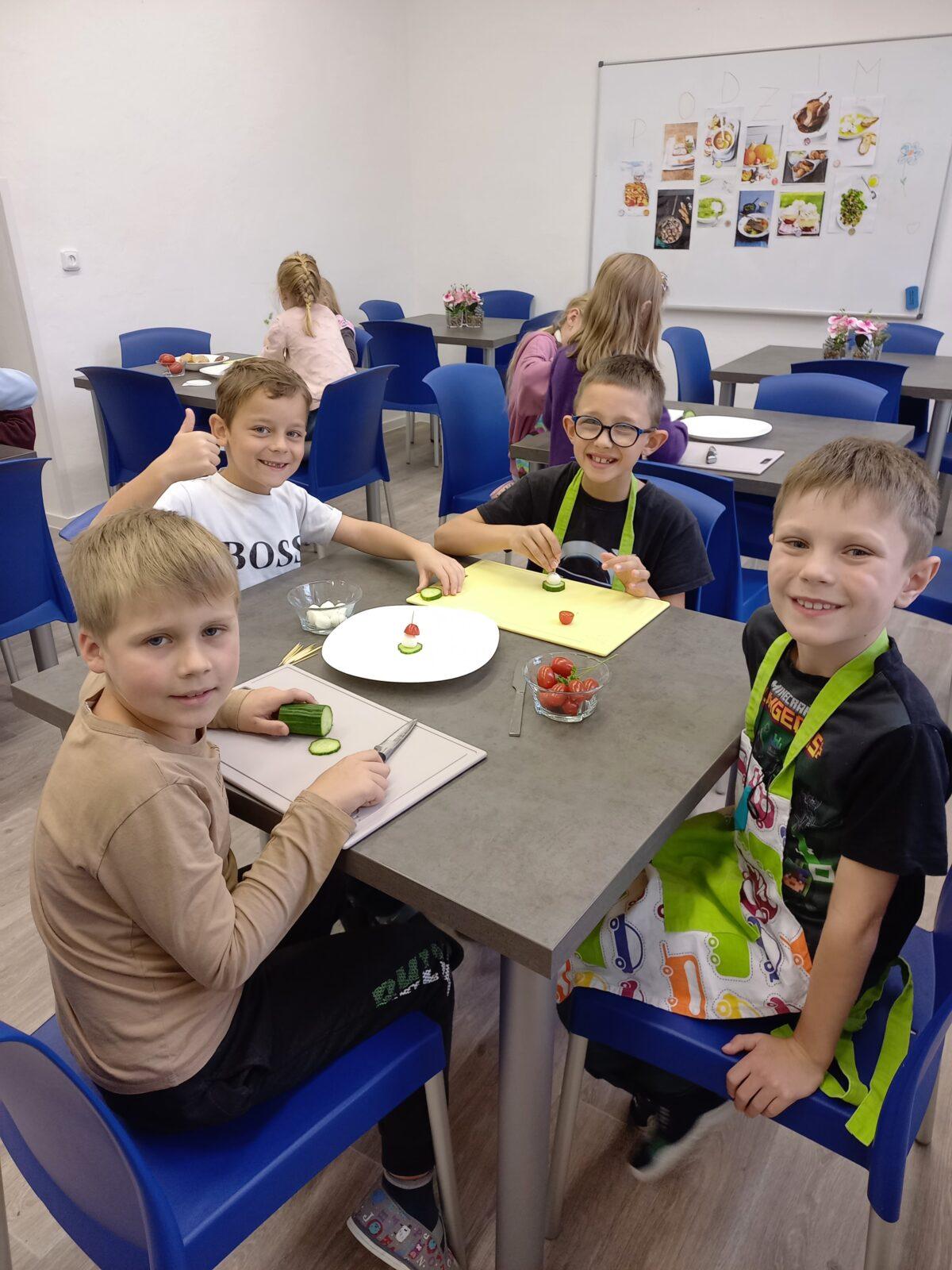 Druháčci v nové školní kuchyňce - 2