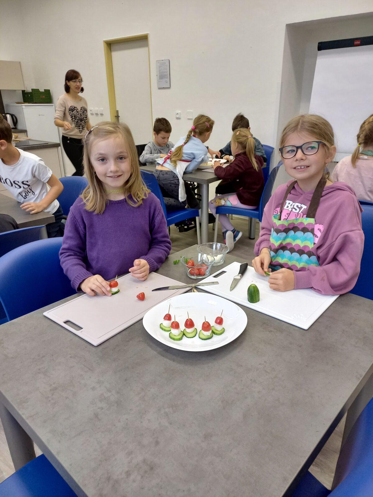 Druháčci v nové školní kuchyňce - 3