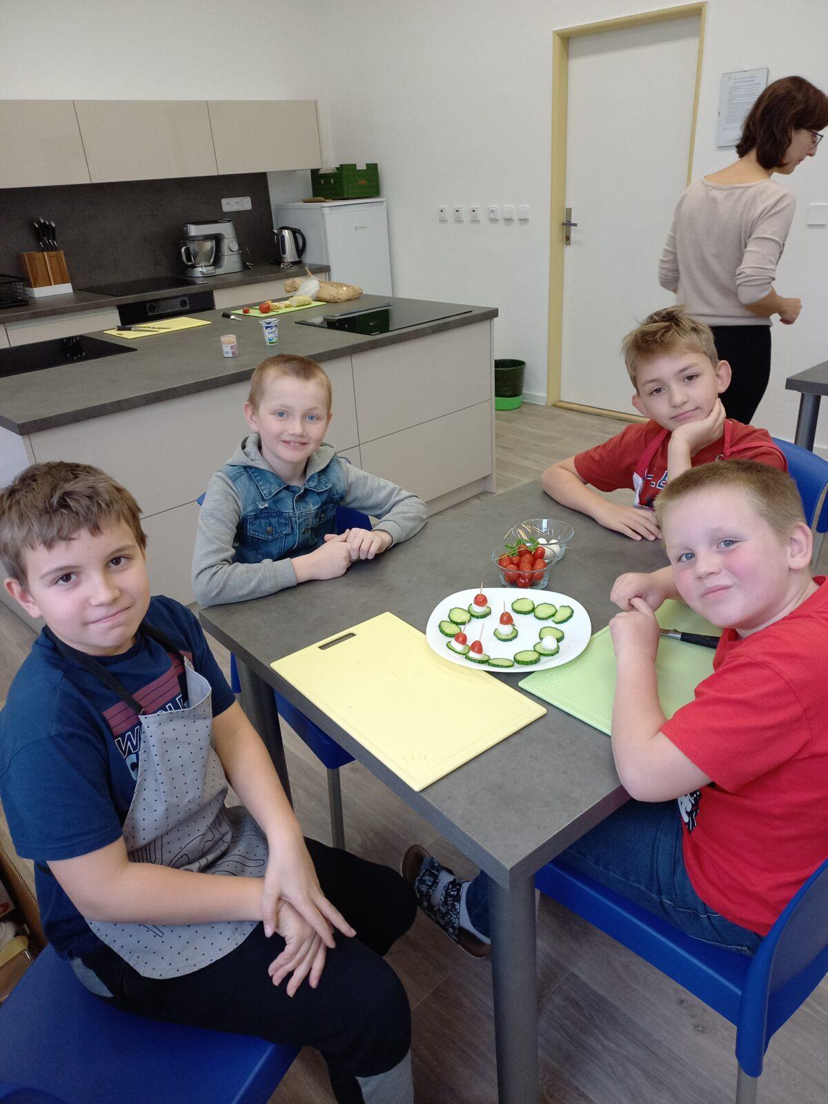 Druháčci v nové školní kuchyňce - 11