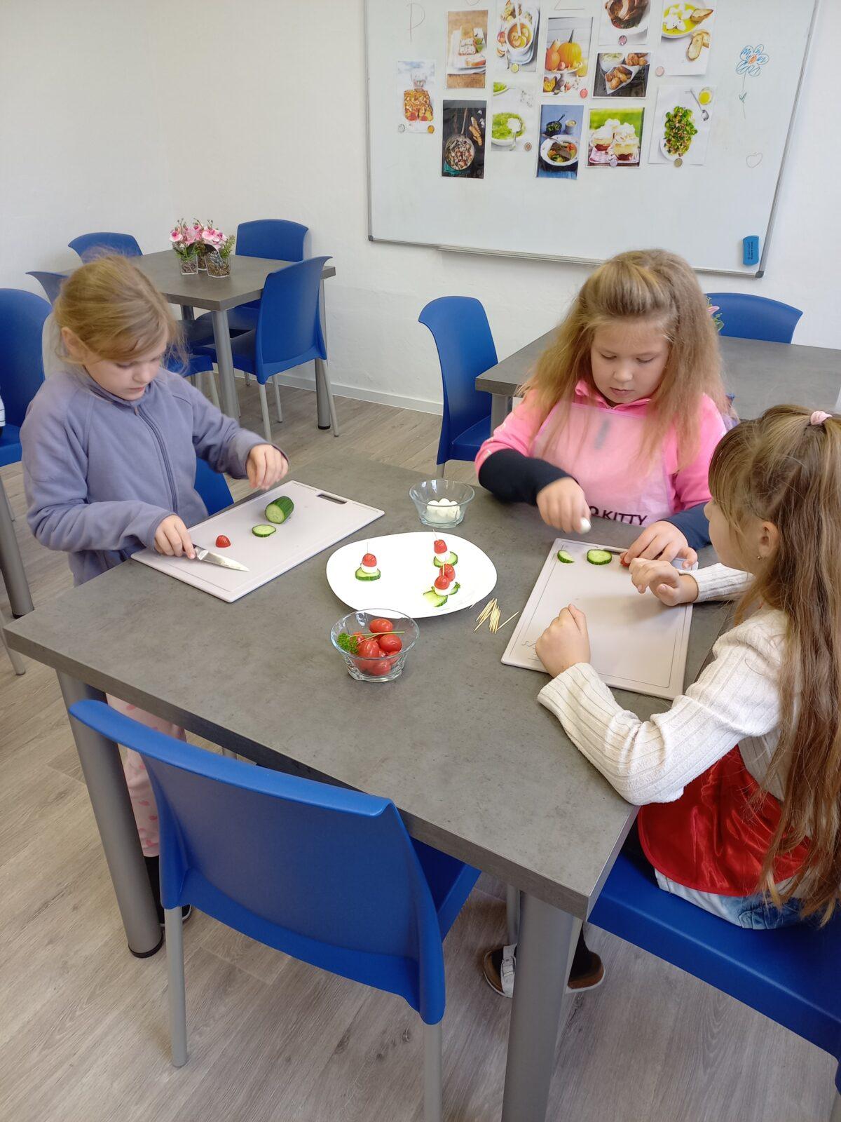 Druháčci v nové školní kuchyňce - 12