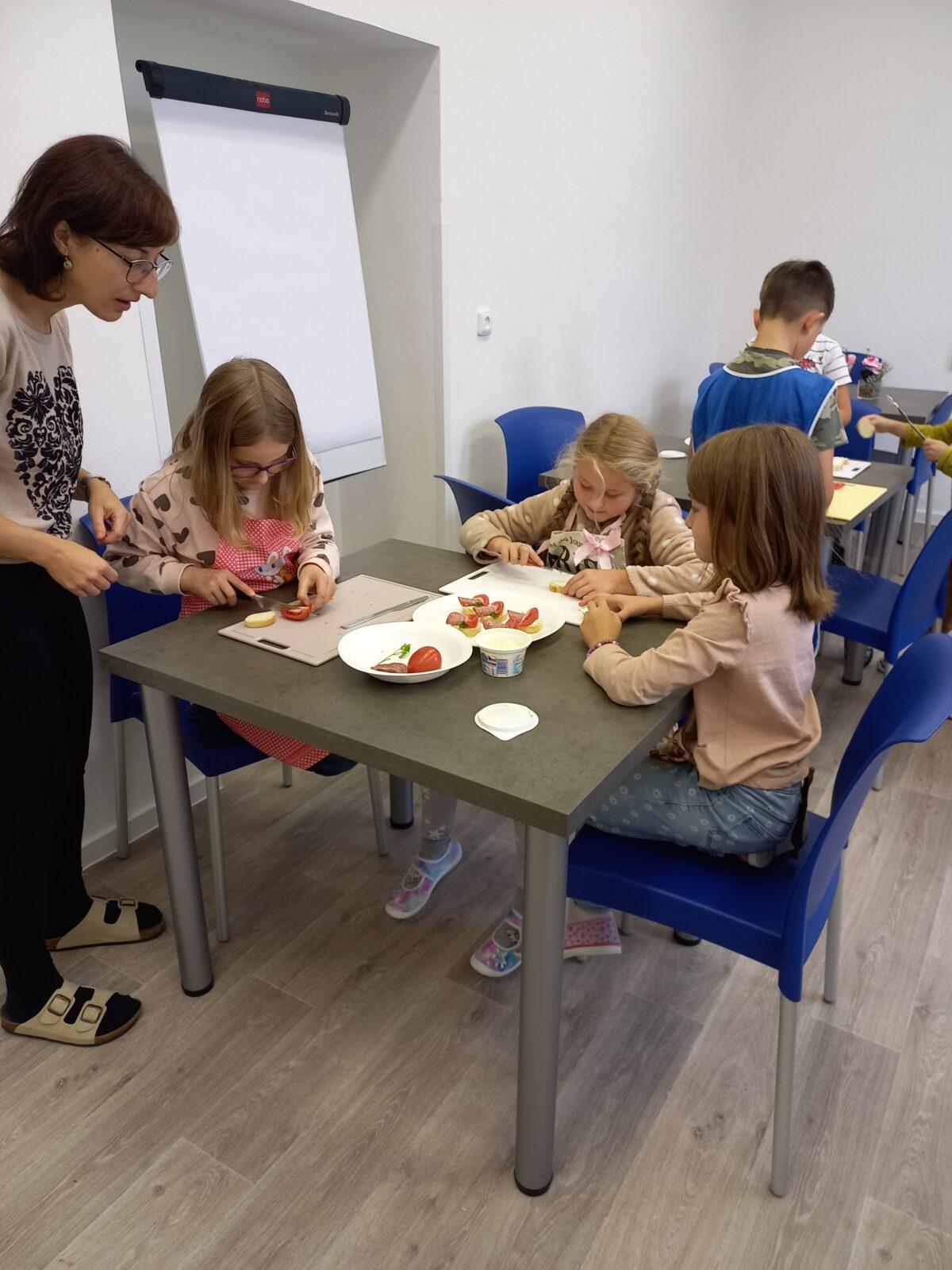 Druháčci v nové školní kuchyňce - 13