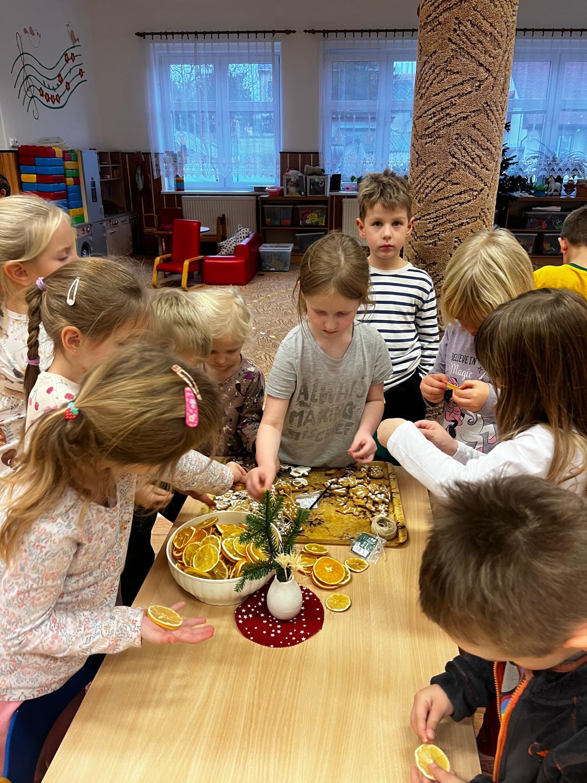 zdobení vánočního stromečku - 6