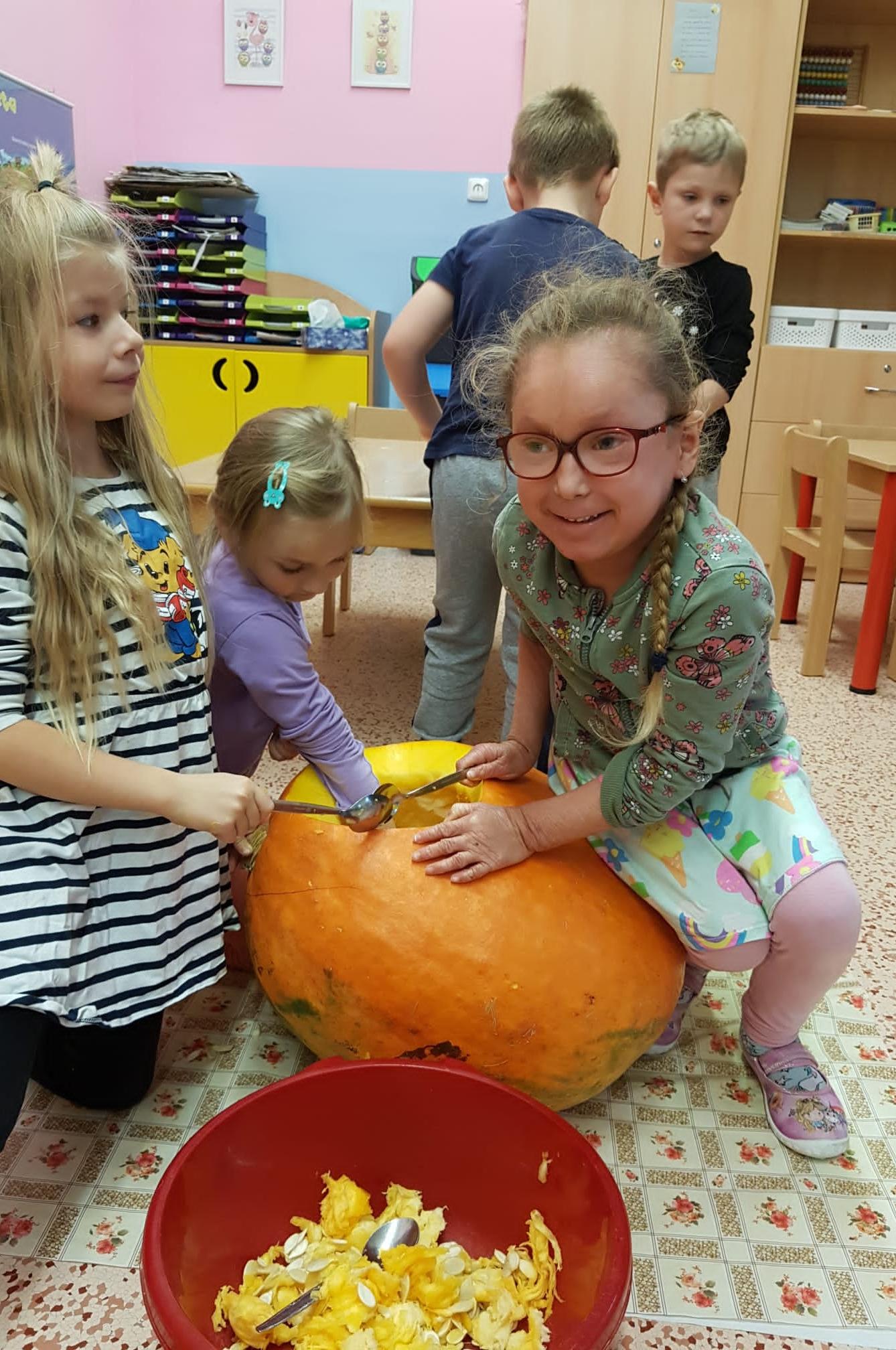 SOVIČKY: ,,LISTÍ ŽLOUTNE, POLETUJE" - 24