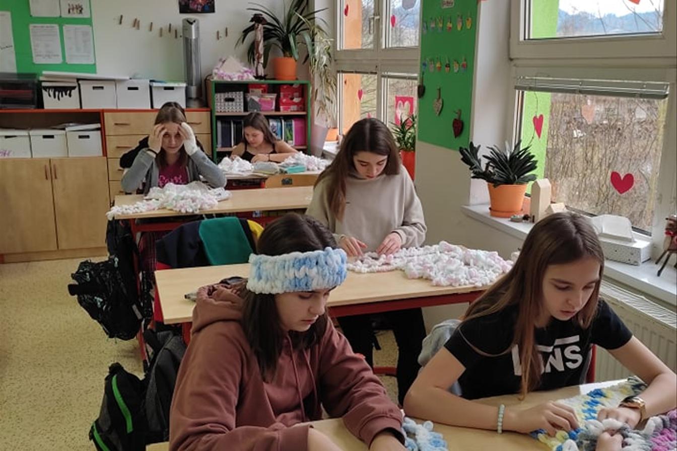 PLETEME NÁKRČNÍKY :)