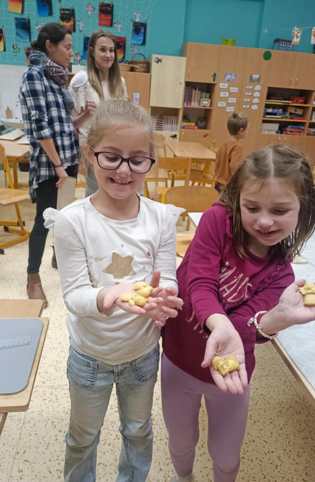 VÝROBA SVÍČEK - DRUŽINKY 1.a 2. oddělení - 11