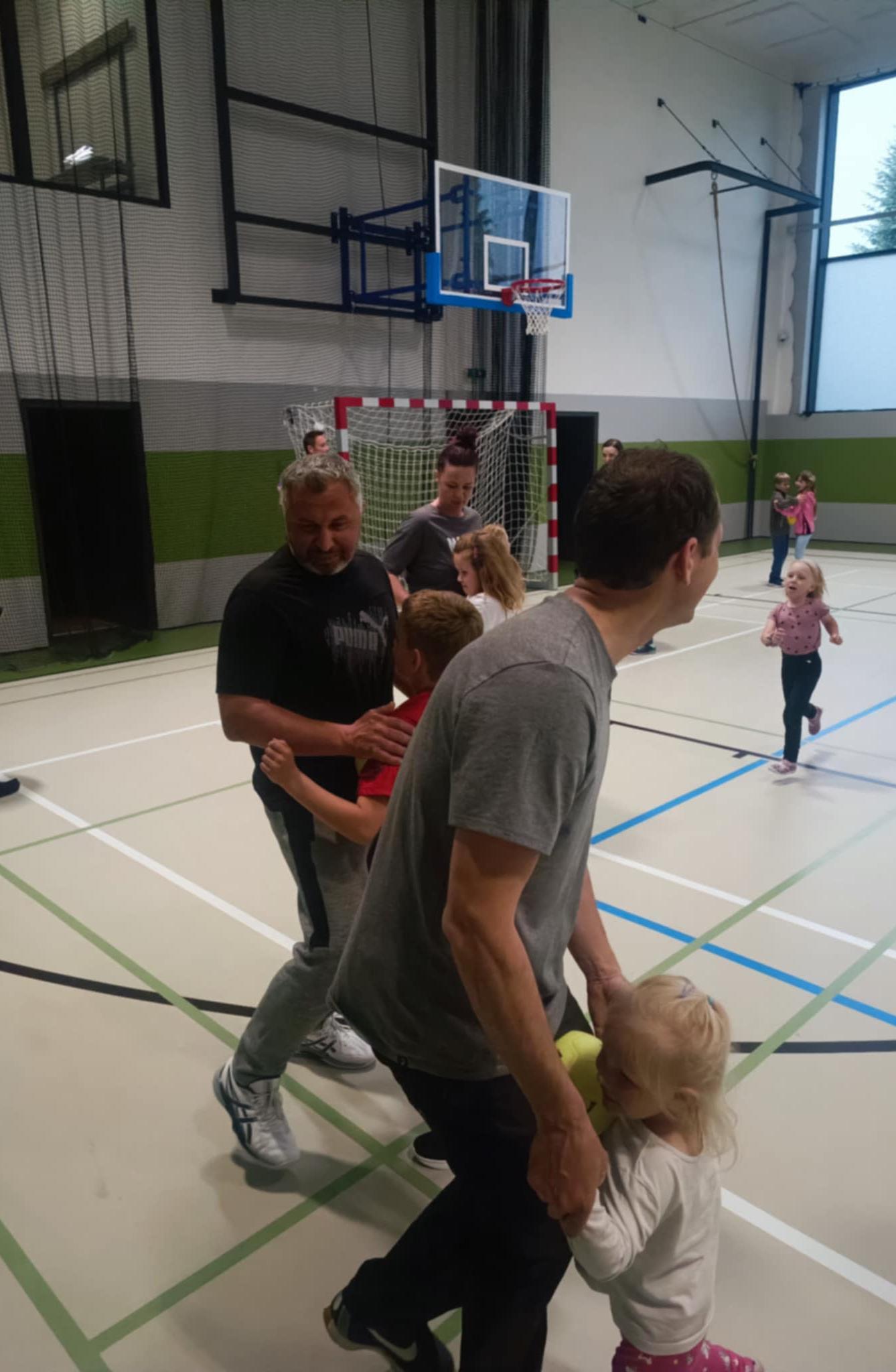 Družinka a děti s rodiči**"sportovní odpoledne" - 12