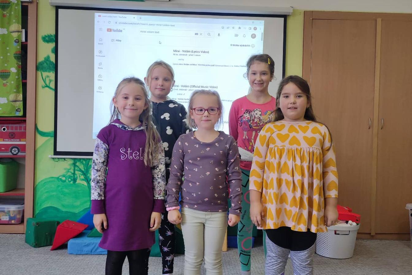 Zpívá celá družina