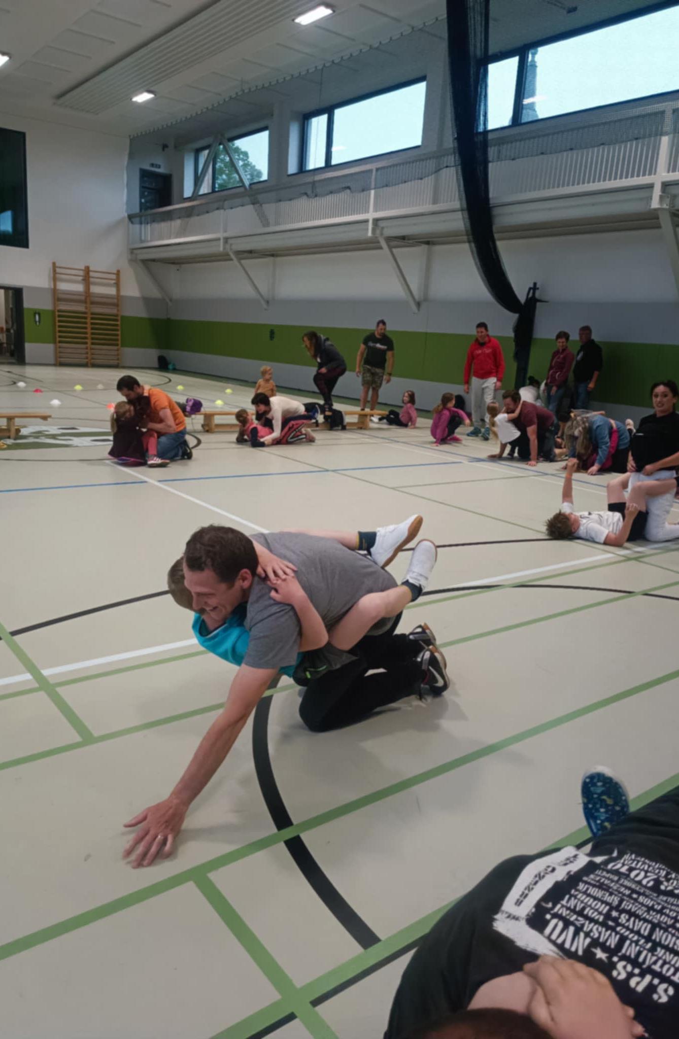 Družinka a děti s rodiči**"sportovní odpoledne" - 13