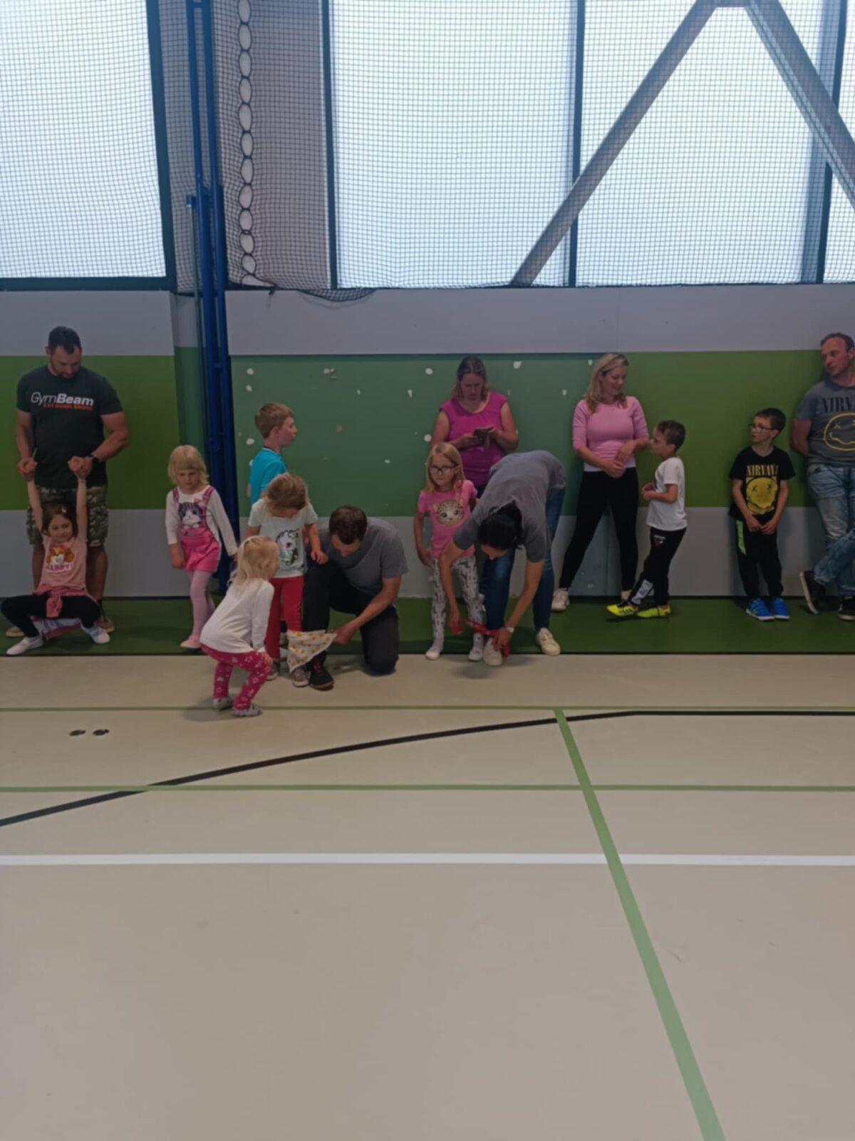 Družinka a děti s rodiči**"sportovní odpoledne" - 14