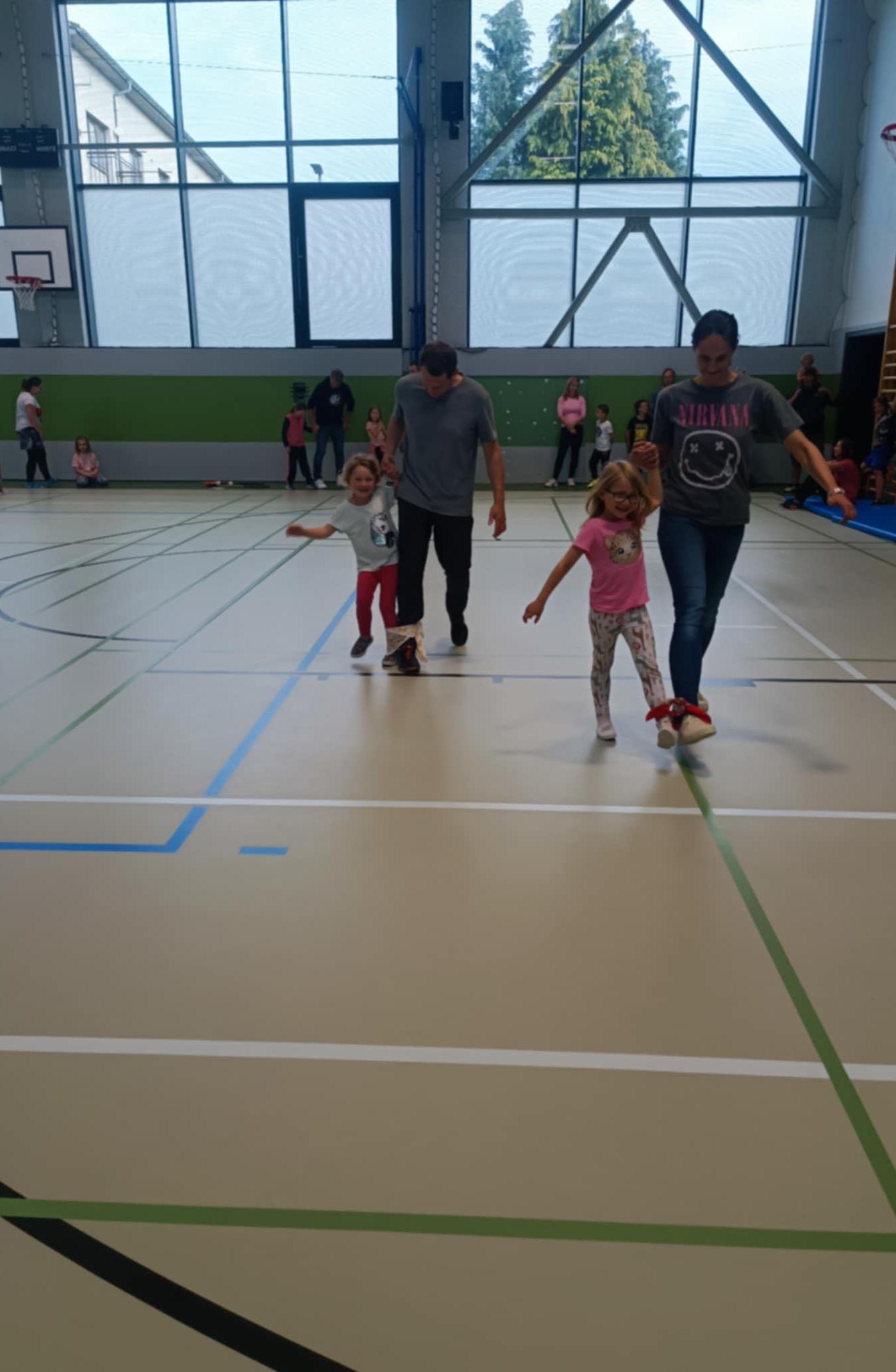 Družinka a děti s rodiči**"sportovní odpoledne" - 15