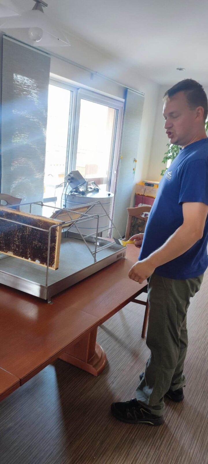 Návštěva prvňáků u včelaře - 10