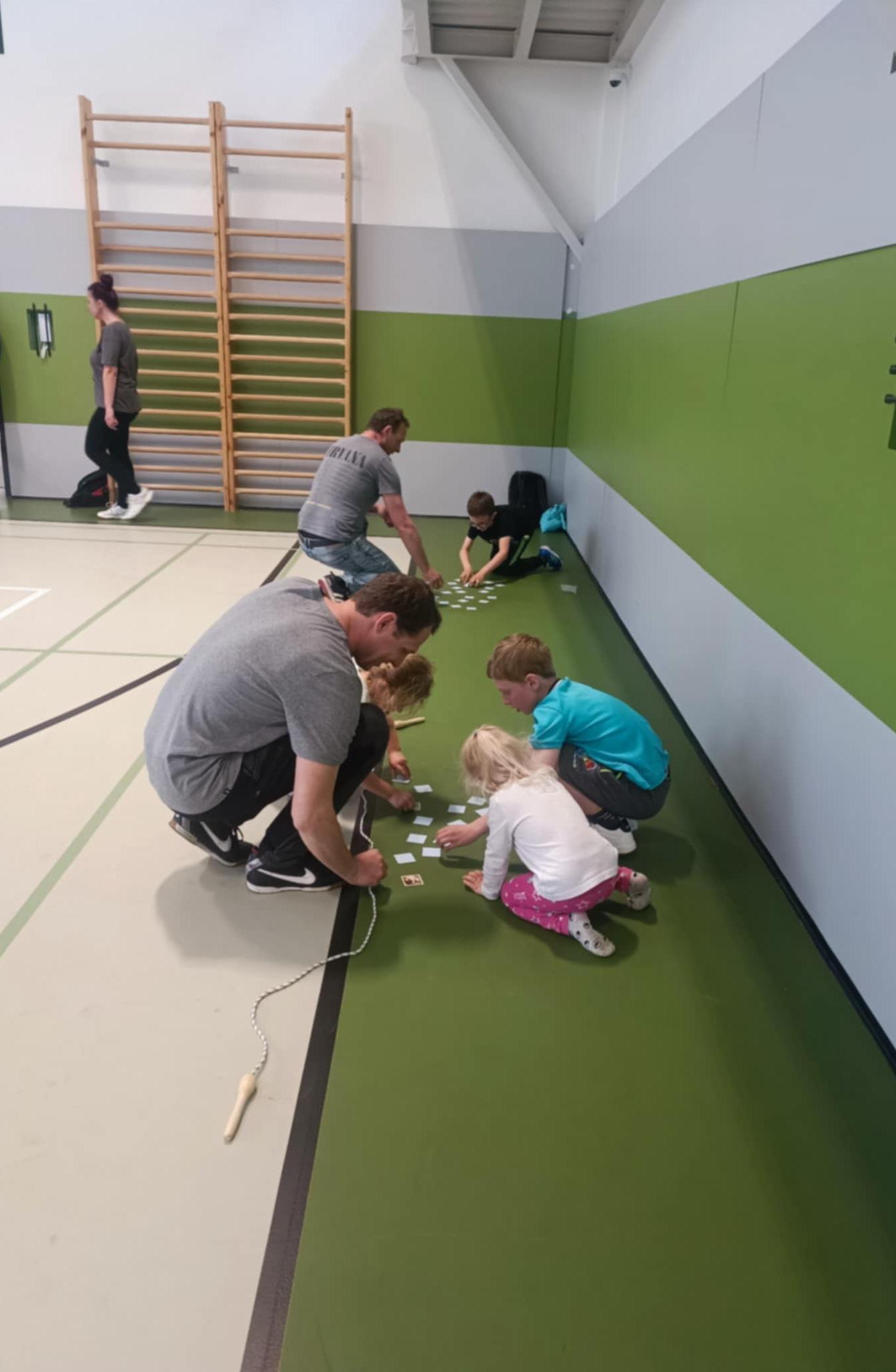 Družinka a děti s rodiči**"sportovní odpoledne" - 18