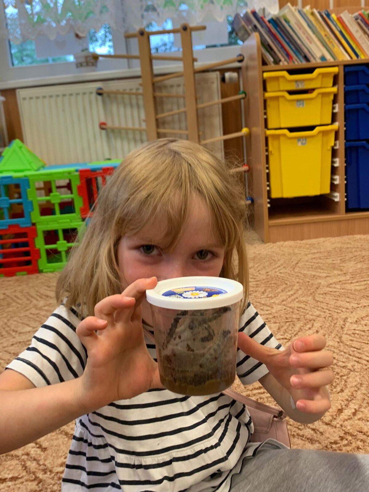 děti pozorovaly vývoj motýla... - 8