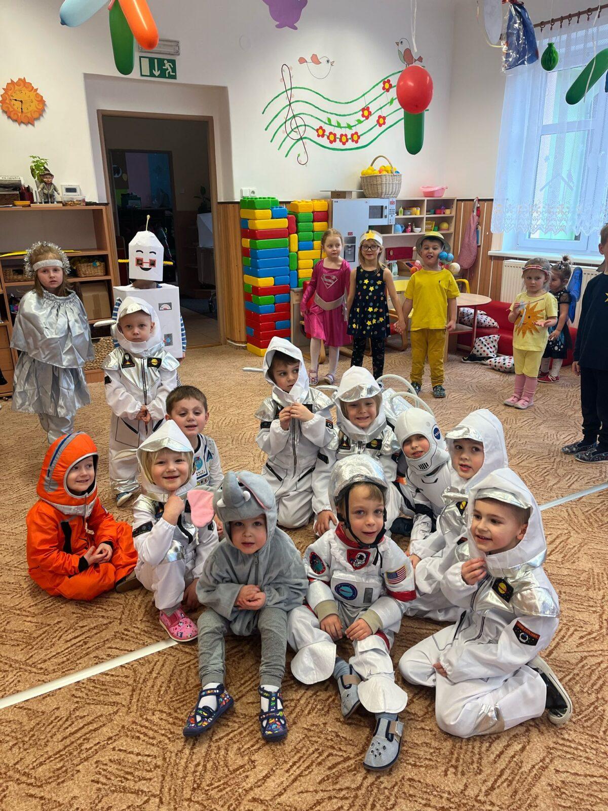 karneval na téma vesmír + přehlídka raket - 19